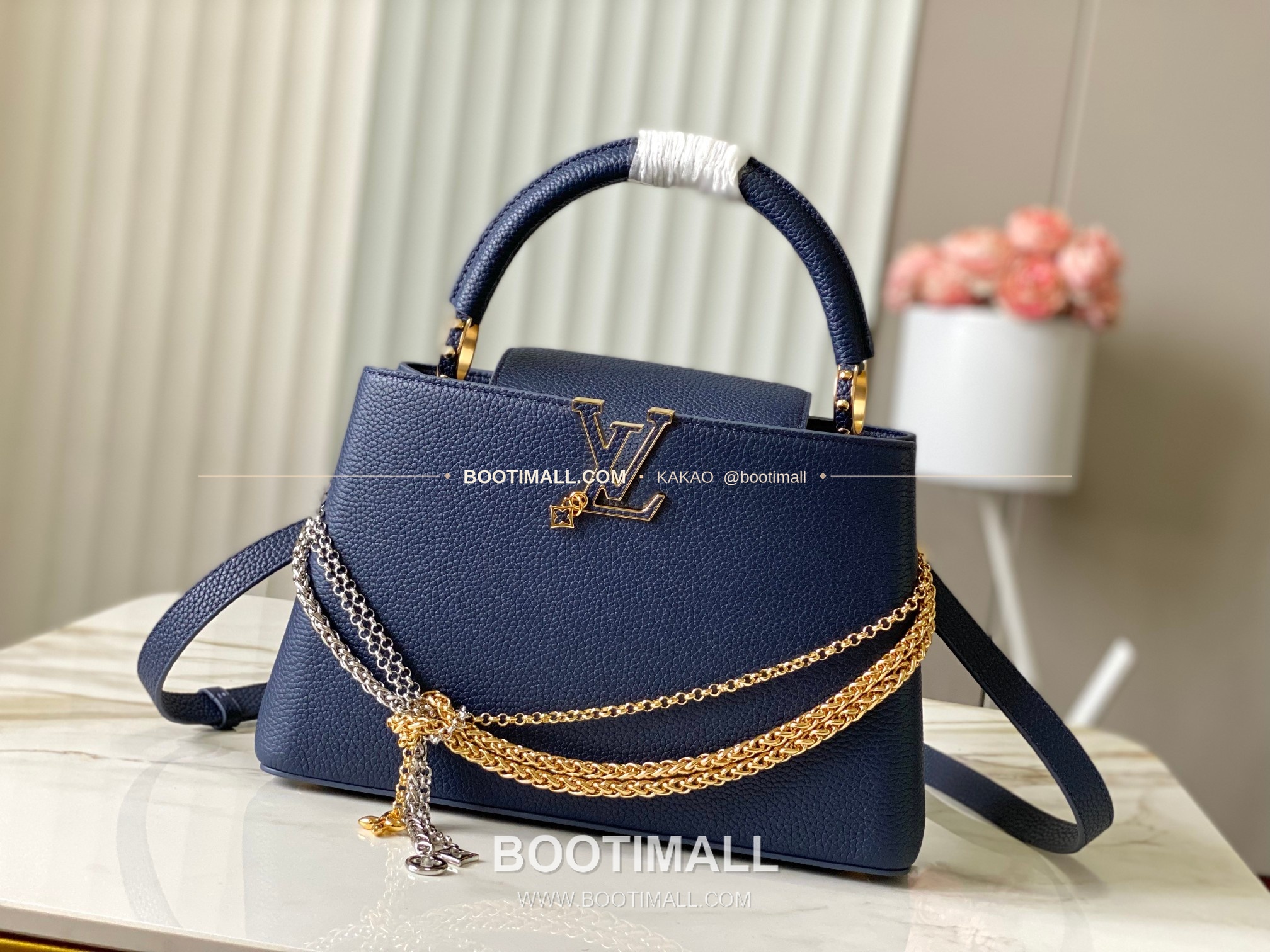 루이비통 카퓌신 미디움 타우릴론 레더 체인 디테일 블루 토트백 Louis Vuitton Capucines Medium Taurillon Leather Chain Detail Blue Top Handle Bag M28203 31cm 1