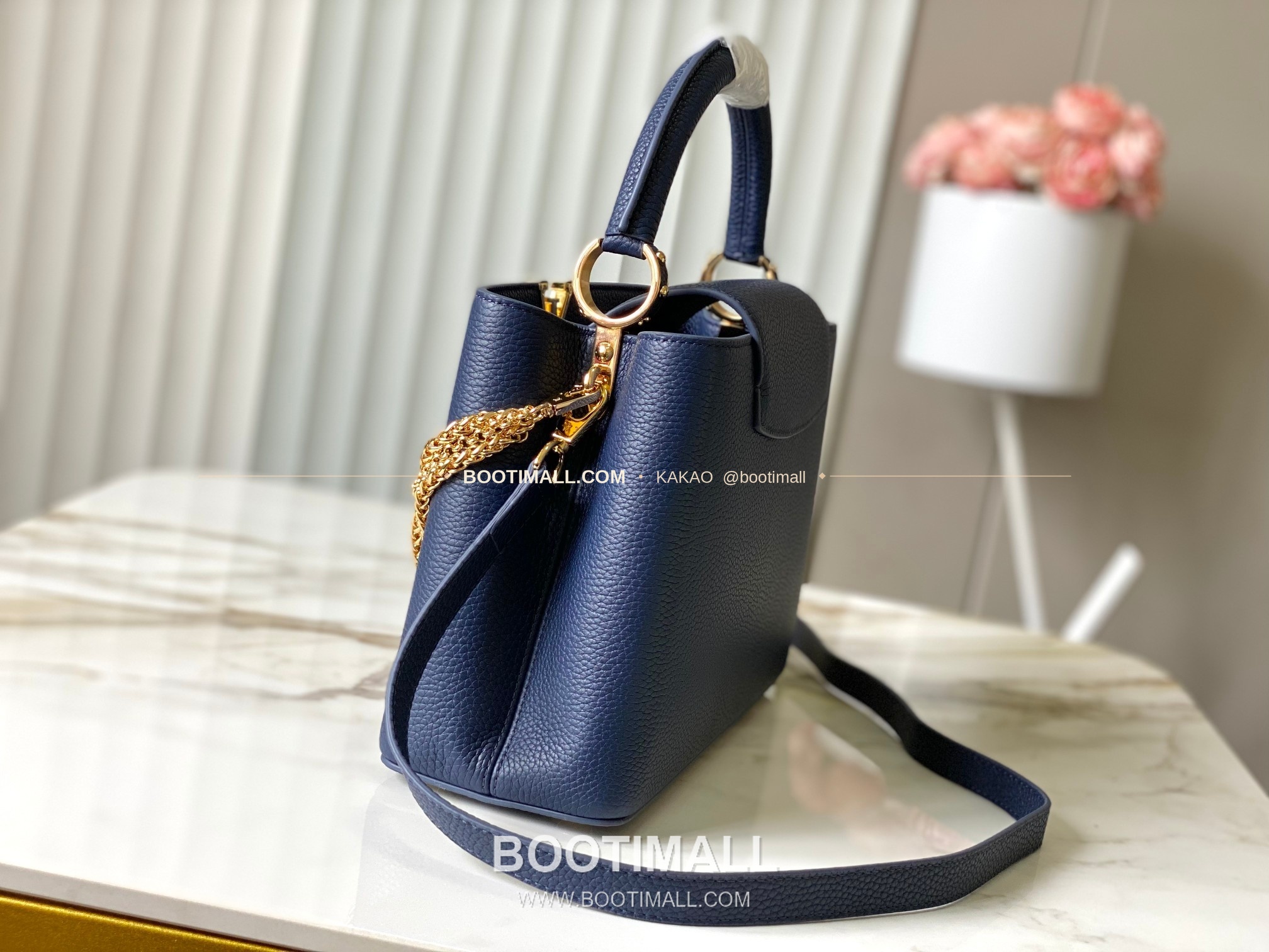 루이비통 카퓌신 미디움 타우릴론 레더 체인 디테일 블루 토트백 Louis Vuitton Capucines Medium Taurillon Leather Chain Detail Blue Top Handle Bag M28203 31cm 2