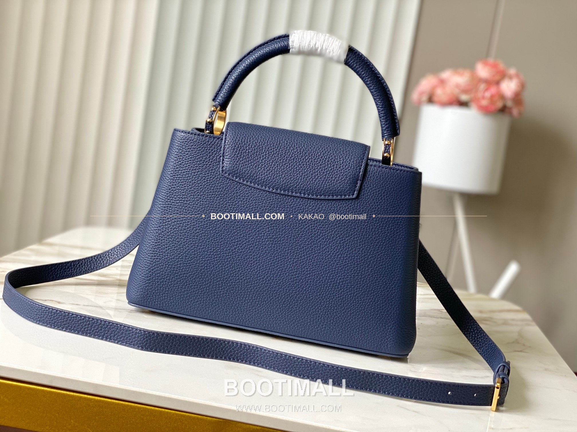 루이비통 카퓌신 미디움 타우릴론 레더 체인 디테일 블루 토트백 Louis Vuitton Capucines Medium Taurillon Leather Chain Detail Blue Top Handle Bag M28203 31cm 3