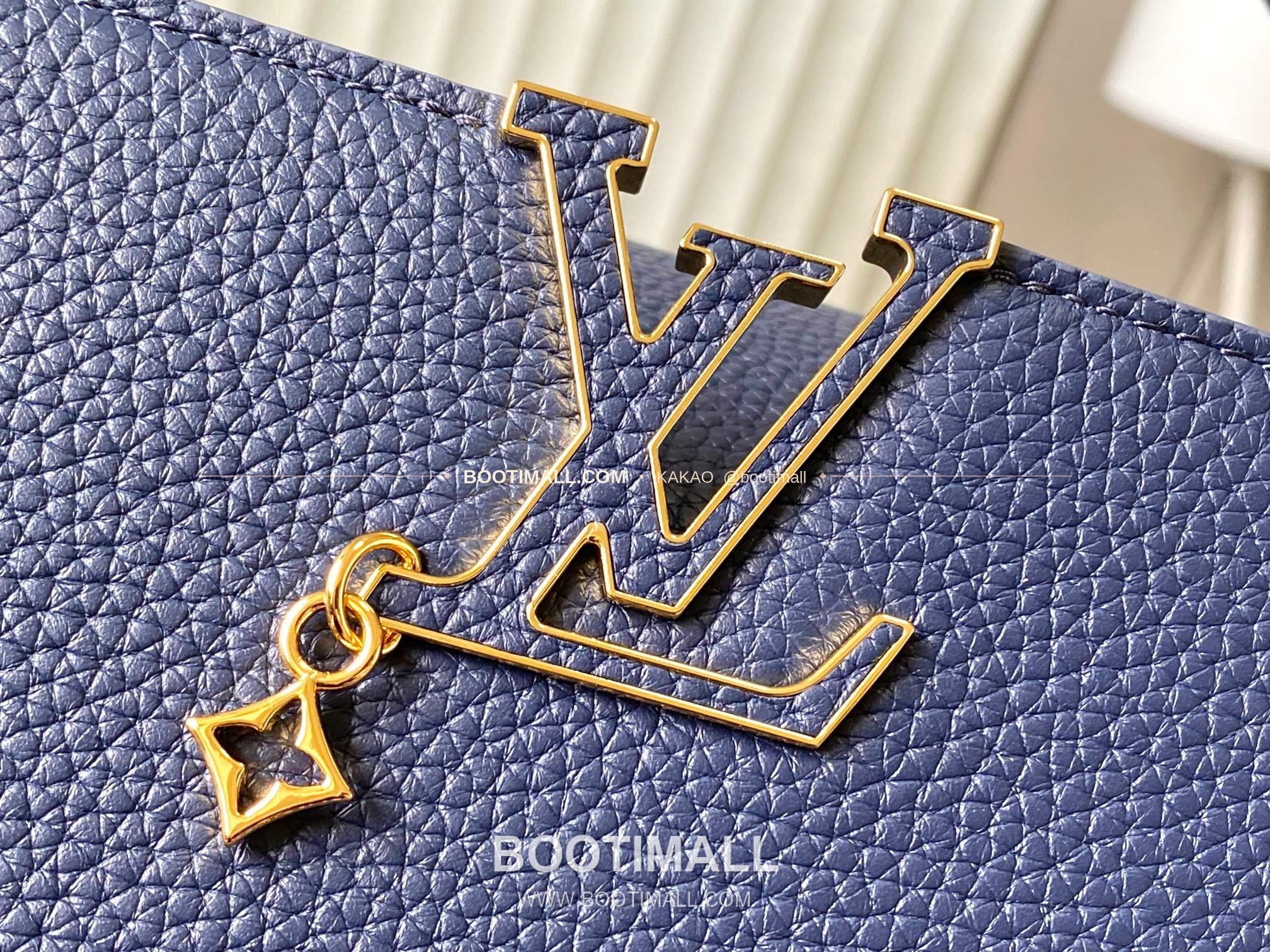 루이비통 카퓌신 미디움 타우릴론 레더 체인 디테일 블루 토트백 Louis Vuitton Capucines Medium Taurillon Leather Chain Detail Blue Top Handle Bag M28203 31cm 4