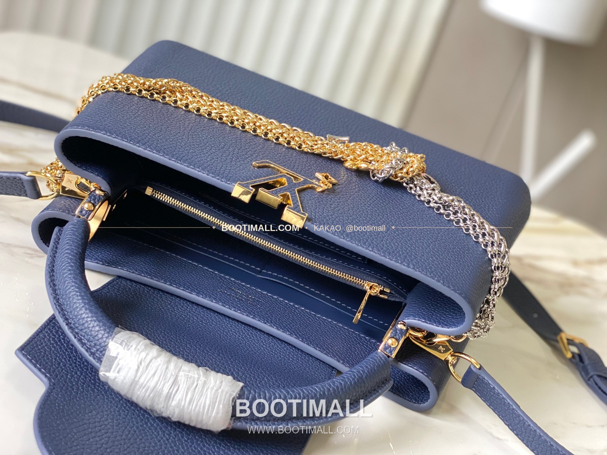 루이비통 카퓌신 미디움 타우릴론 레더 체인 디테일 블루 토트백 Louis Vuitton Capucines Medium Taurillon Leather Chain Detail Blue Top Handle Bag M28203 31cm 5