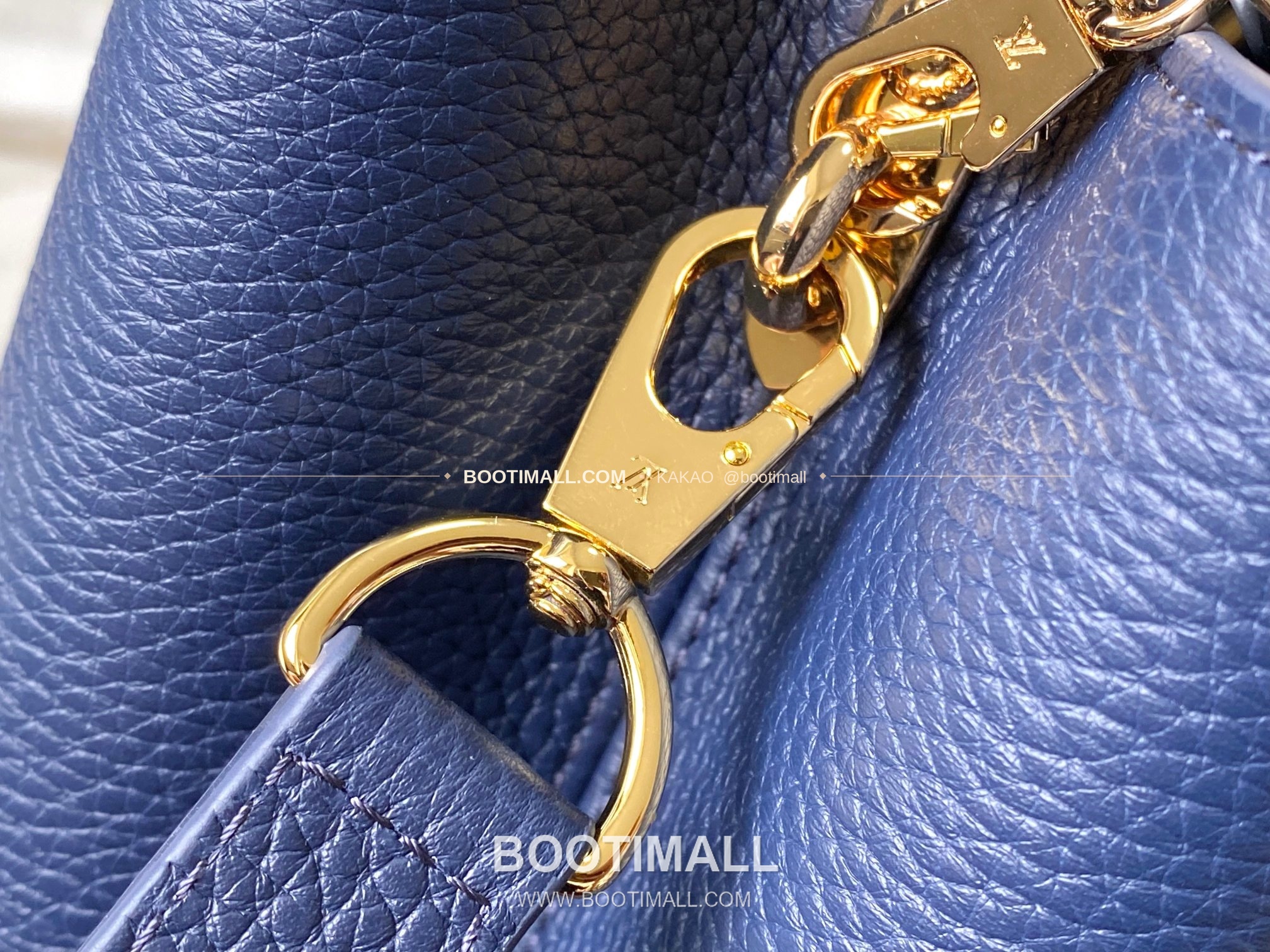 루이비통 카퓌신 미디움 타우릴론 레더 체인 디테일 블루 토트백 Louis Vuitton Capucines Medium Taurillon Leather Chain Detail Blue Top Handle Bag M28203 31cm 6