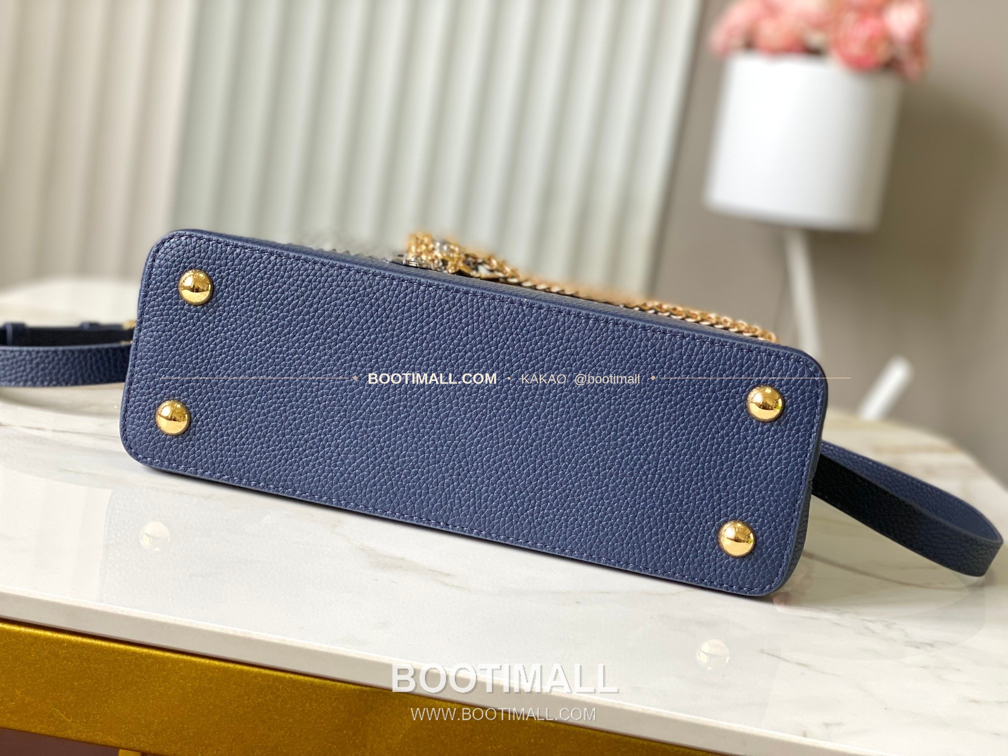 루이비통 카퓌신 미디움 타우릴론 레더 체인 디테일 블루 토트백 Louis Vuitton Capucines Medium Taurillon Leather Chain Detail Blue Top Handle Bag M28203 31cm 9