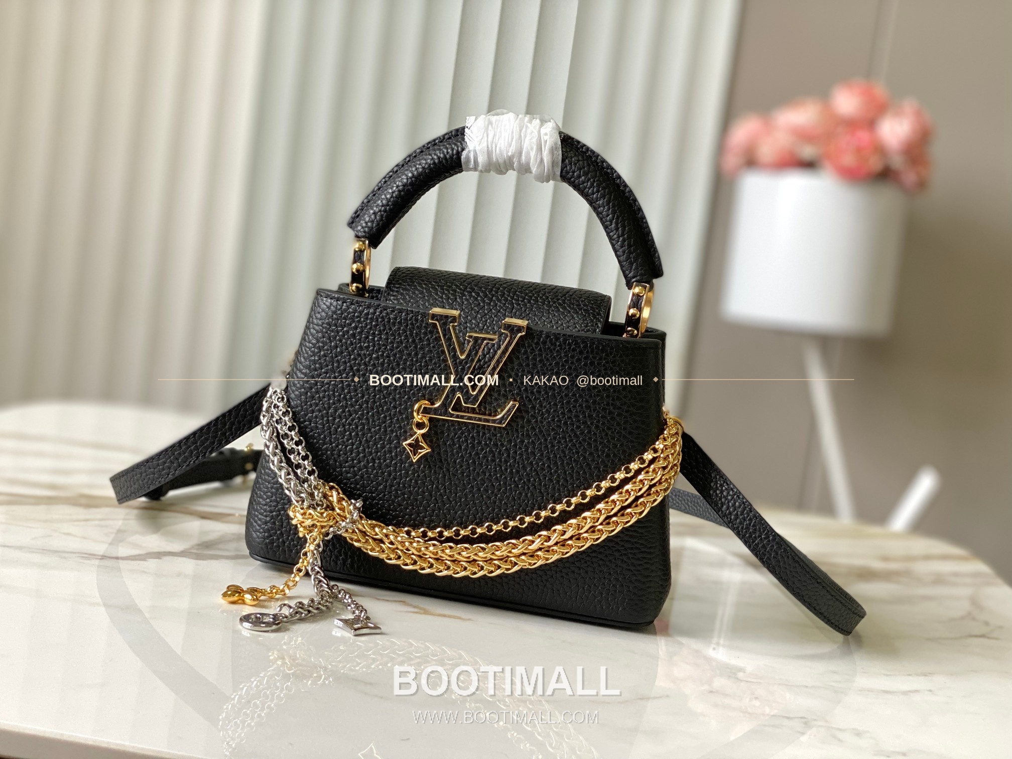 루이비통 카퓌신 미니 타우릴론 레더 체인 디테일 블랙 토트백 Louis Vuitton Capucines Mini Taurillon Leather Chain Detail Black Top Handle Bag M28203 21cm 1