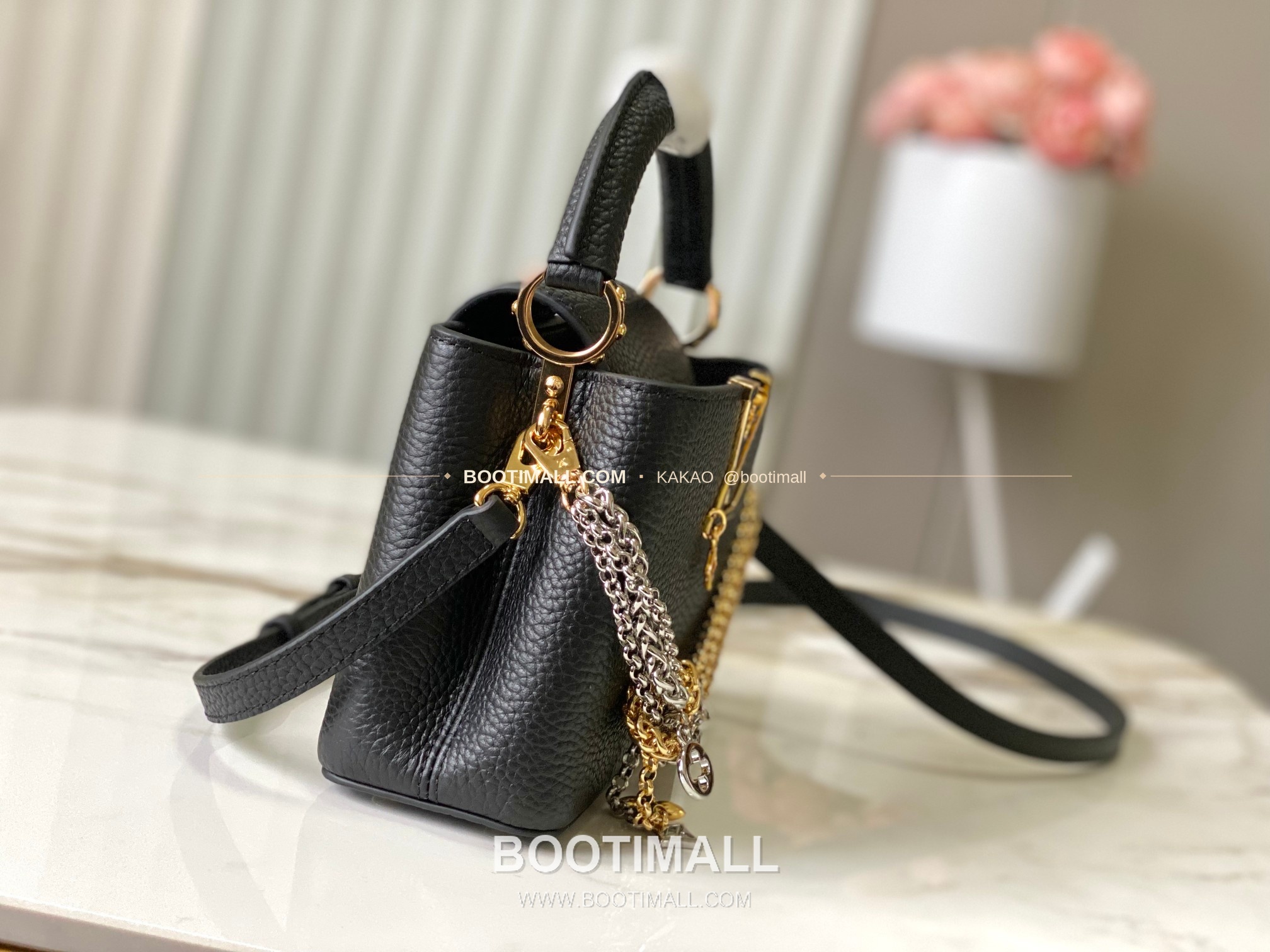 루이비통 카퓌신 미니 타우릴론 레더 체인 디테일 블랙 토트백 Louis Vuitton Capucines Mini Taurillon Leather Chain Detail Black Top Handle Bag M28203 21cm 2