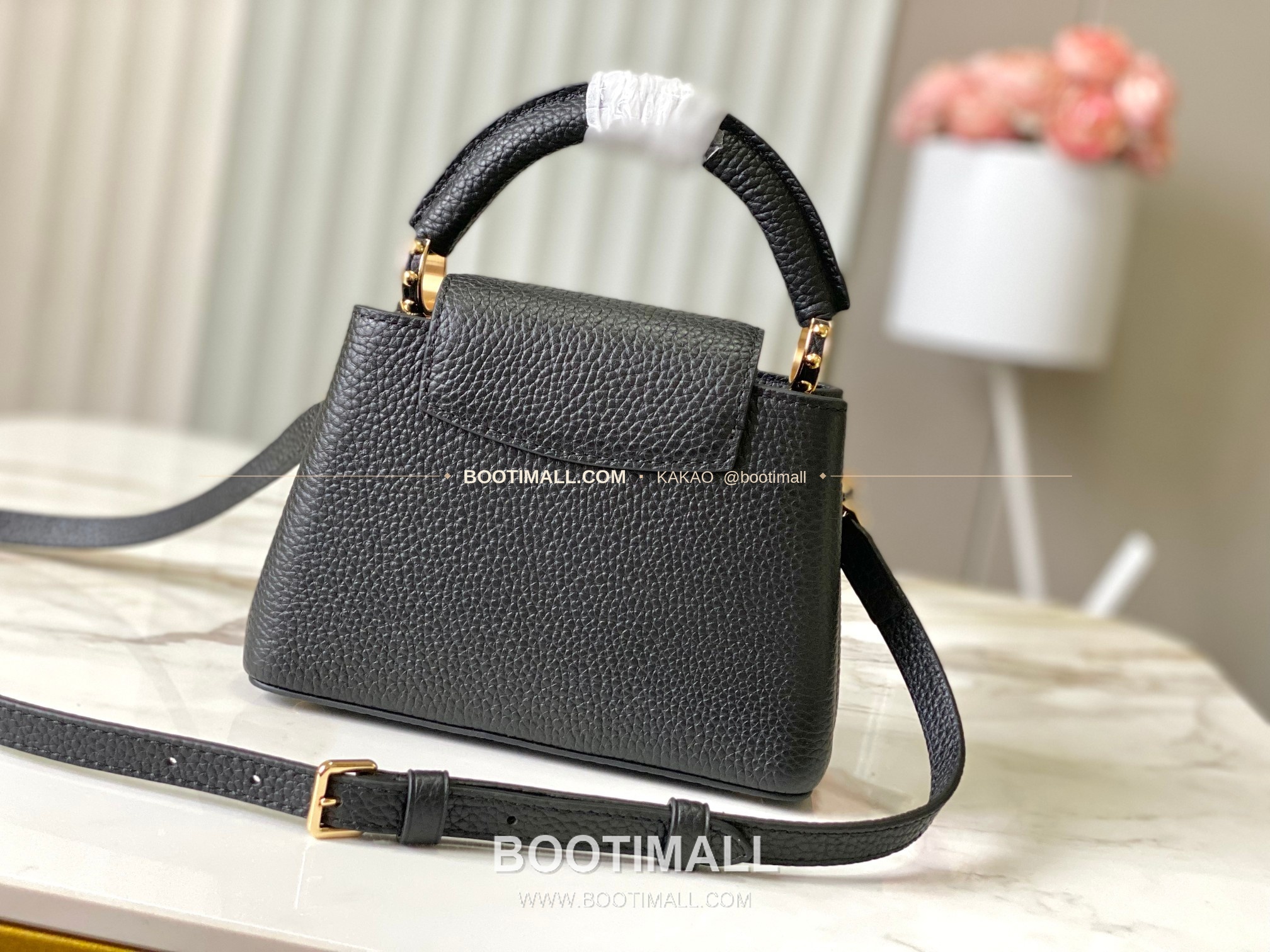 루이비통 카퓌신 미니 타우릴론 레더 체인 디테일 블랙 토트백 Louis Vuitton Capucines Mini Taurillon Leather Chain Detail Black Top Handle Bag M28203 21cm 3