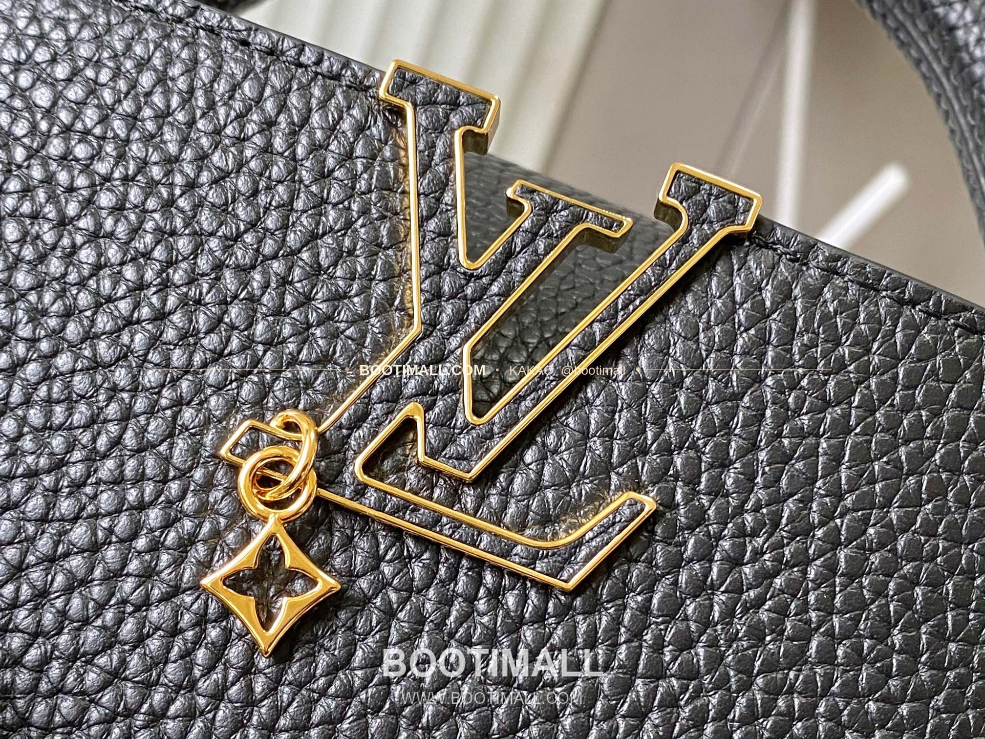 루이비통 카퓌신 미니 타우릴론 레더 체인 디테일 블랙 토트백 Louis Vuitton Capucines Mini Taurillon Leather Chain Detail Black Top Handle Bag M28203 21cm 4