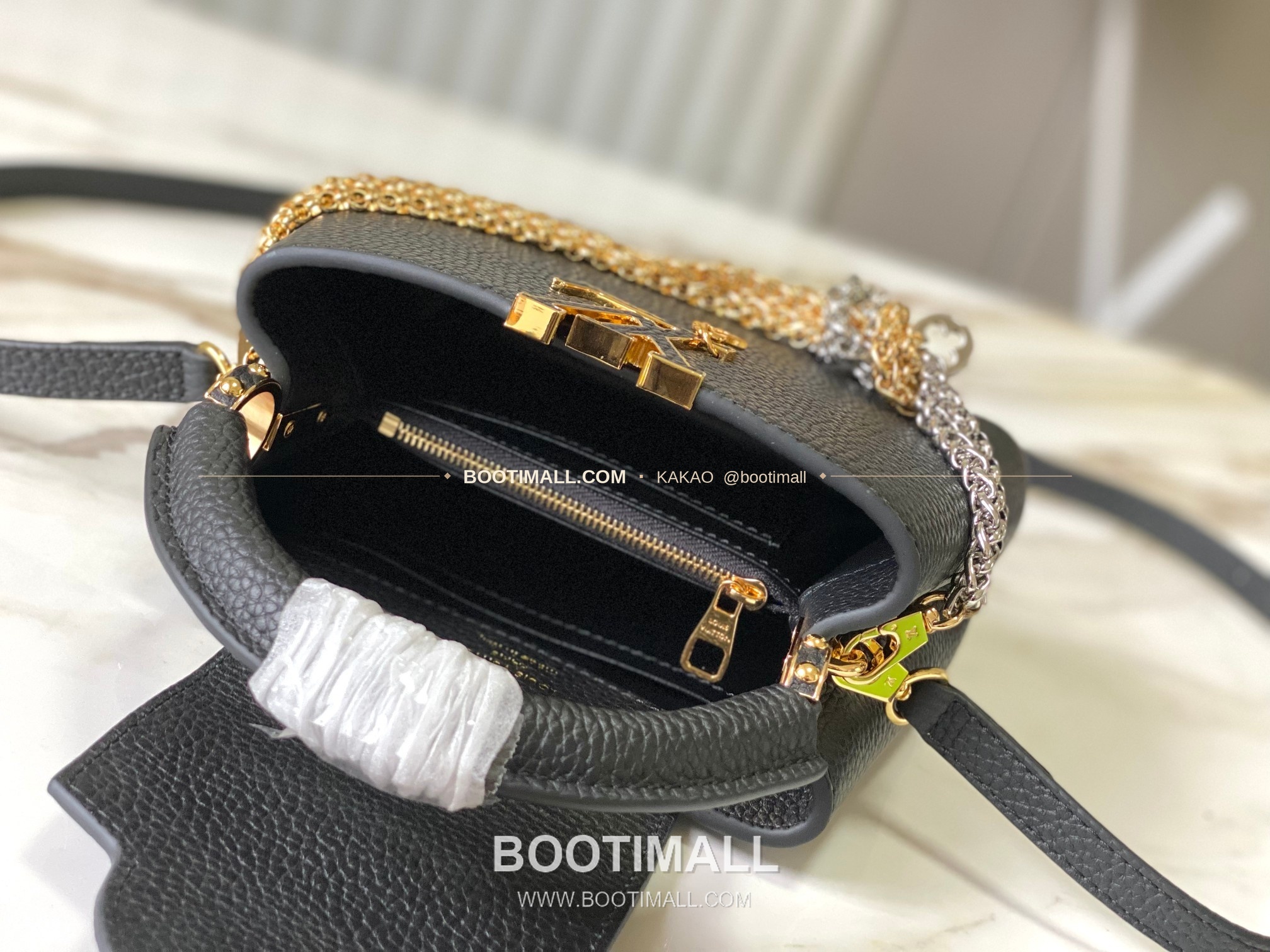 루이비통 카퓌신 미니 타우릴론 레더 체인 디테일 블랙 토트백 Louis Vuitton Capucines Mini Taurillon Leather Chain Detail Black Top Handle Bag M28203 21cm 5