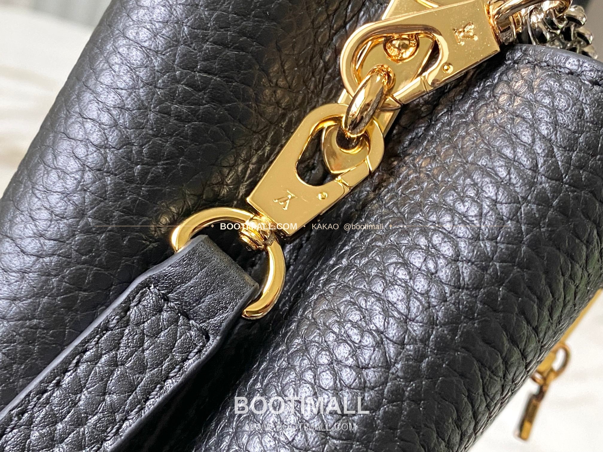 루이비통 카퓌신 미니 타우릴론 레더 체인 디테일 블랙 토트백 Louis Vuitton Capucines Mini Taurillon Leather Chain Detail Black Top Handle Bag M28203 21cm 6