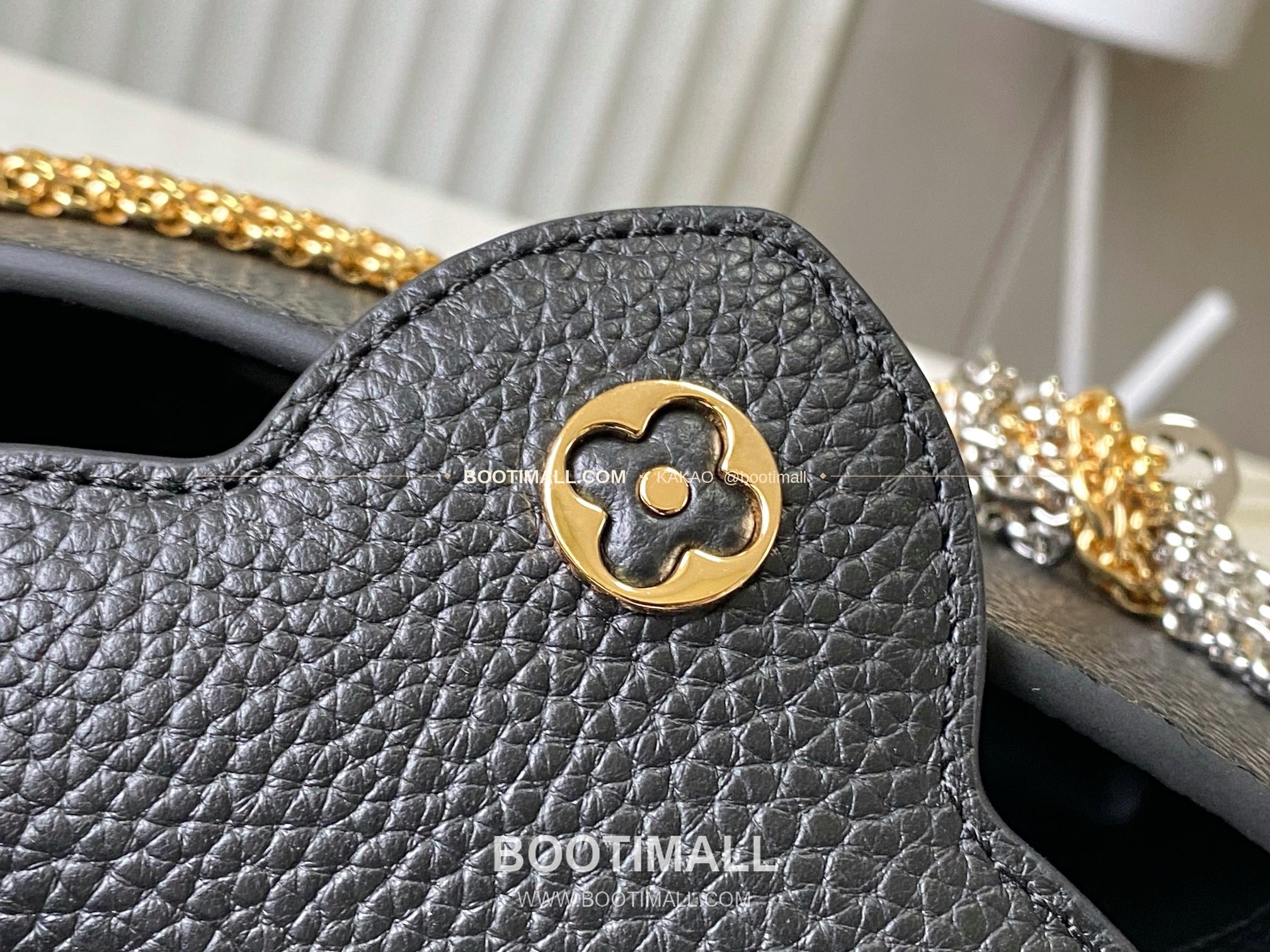 루이비통 카퓌신 미니 타우릴론 레더 체인 디테일 블랙 토트백 Louis Vuitton Capucines Mini Taurillon Leather Chain Detail Black Top Handle Bag M28203 21cm 7
