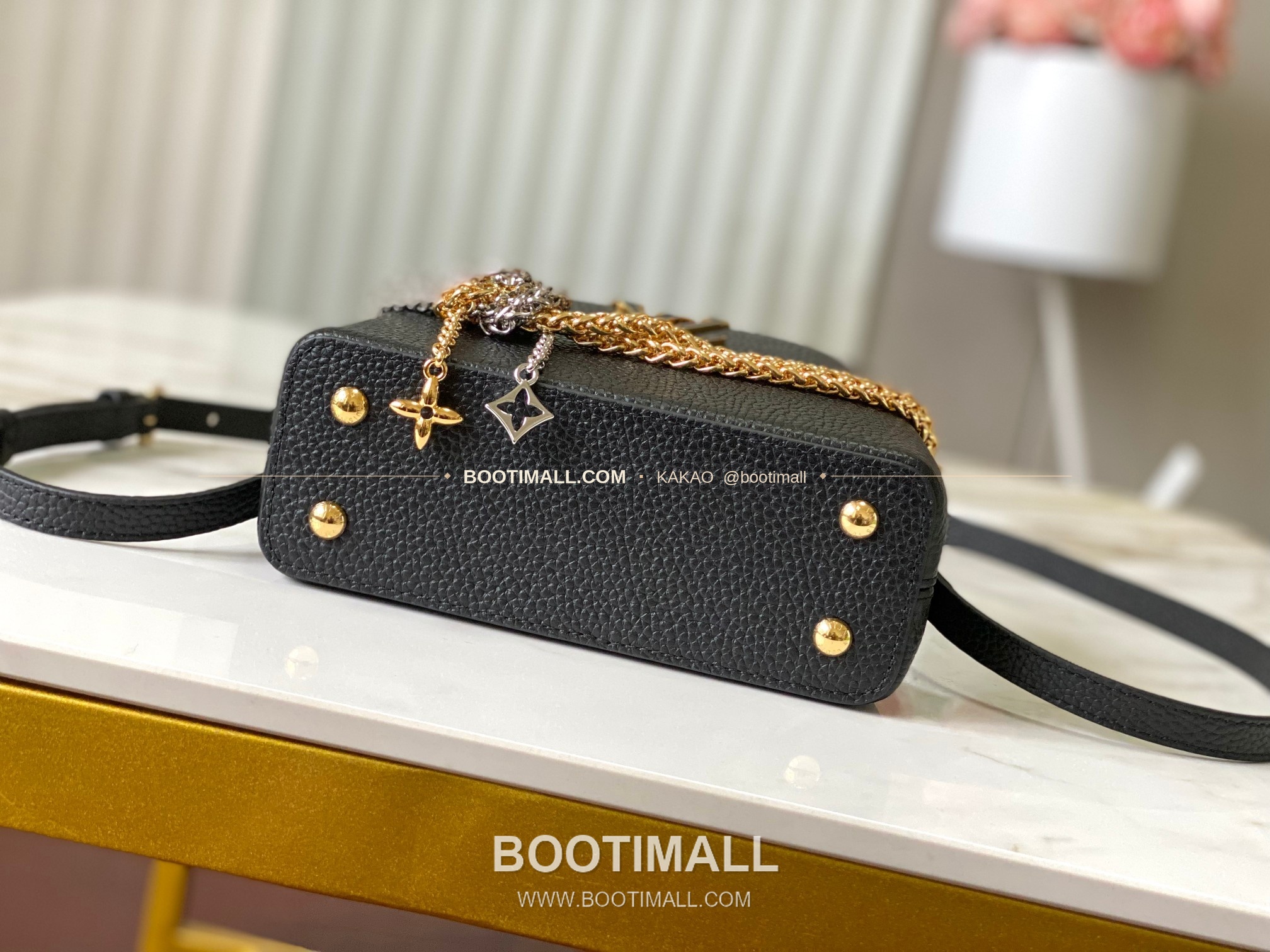 루이비통 카퓌신 미니 타우릴론 레더 체인 디테일 블랙 토트백 Louis Vuitton Capucines Mini Taurillon Leather Chain Detail Black Top Handle Bag M28203 21cm 9