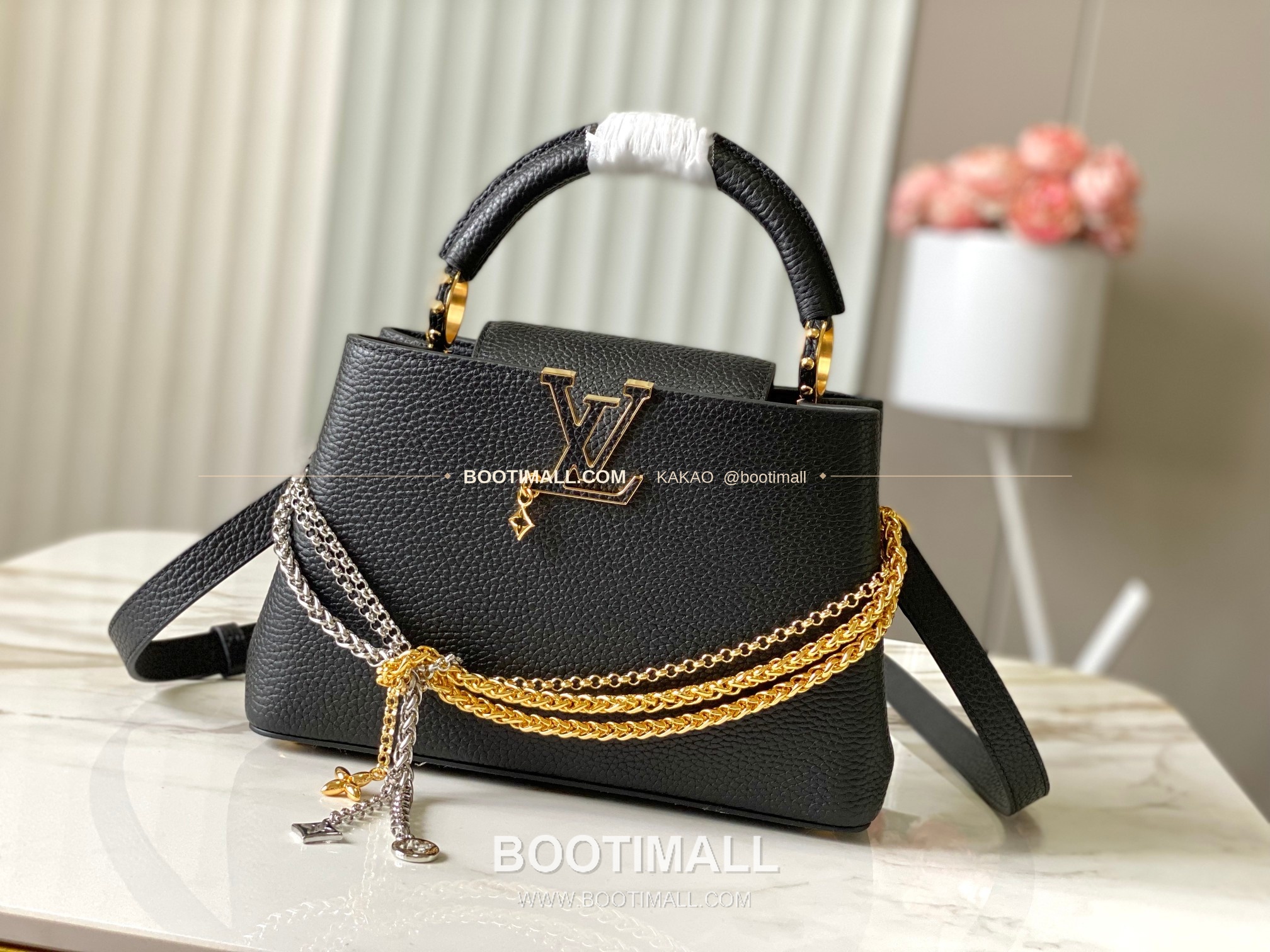 루이비통 카퓌신 스몰 타우릴론 레더 체인 디테일 블랙 토트백 Louis Vuitton Capucines Small Taurillon Leather Chain Detail Black Top Handle Bag M28203 27cm 1