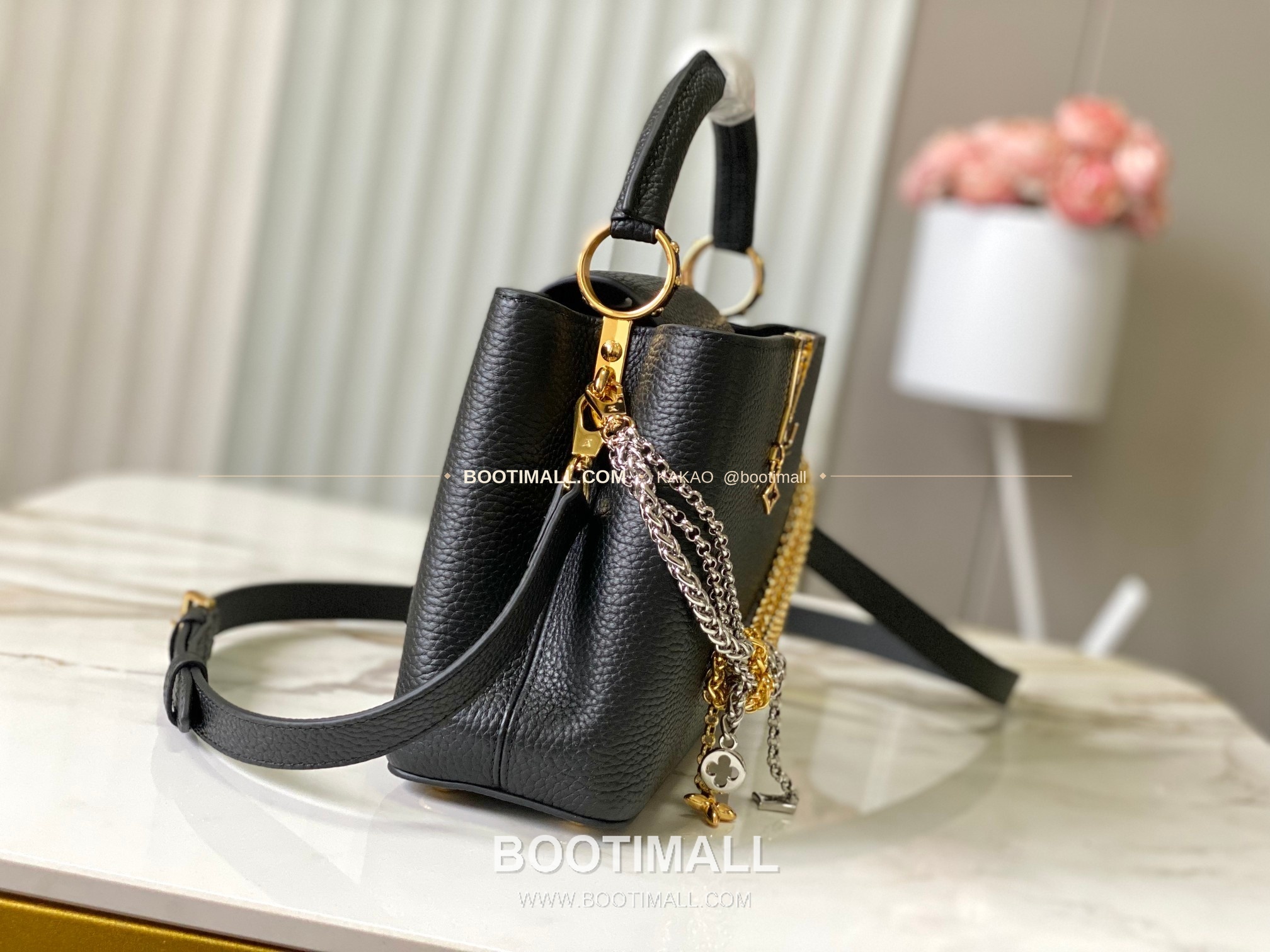 루이비통 카퓌신 스몰 타우릴론 레더 체인 디테일 블랙 토트백 Louis Vuitton Capucines Small Taurillon Leather Chain Detail Black Top Handle Bag M28203 27cm 2
