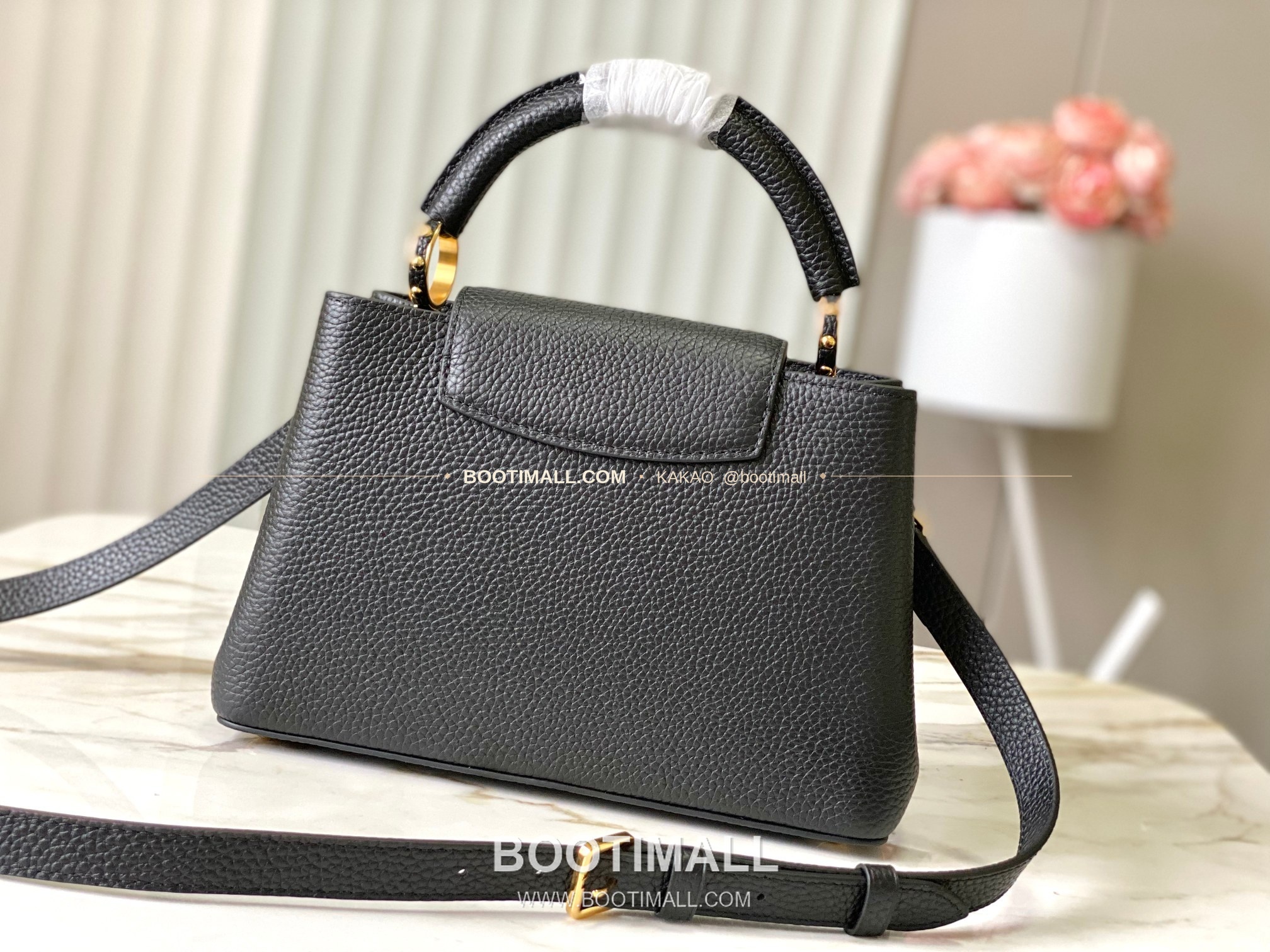 루이비통 카퓌신 스몰 타우릴론 레더 체인 디테일 블랙 토트백 Louis Vuitton Capucines Small Taurillon Leather Chain Detail Black Top Handle Bag M28203 27cm 3