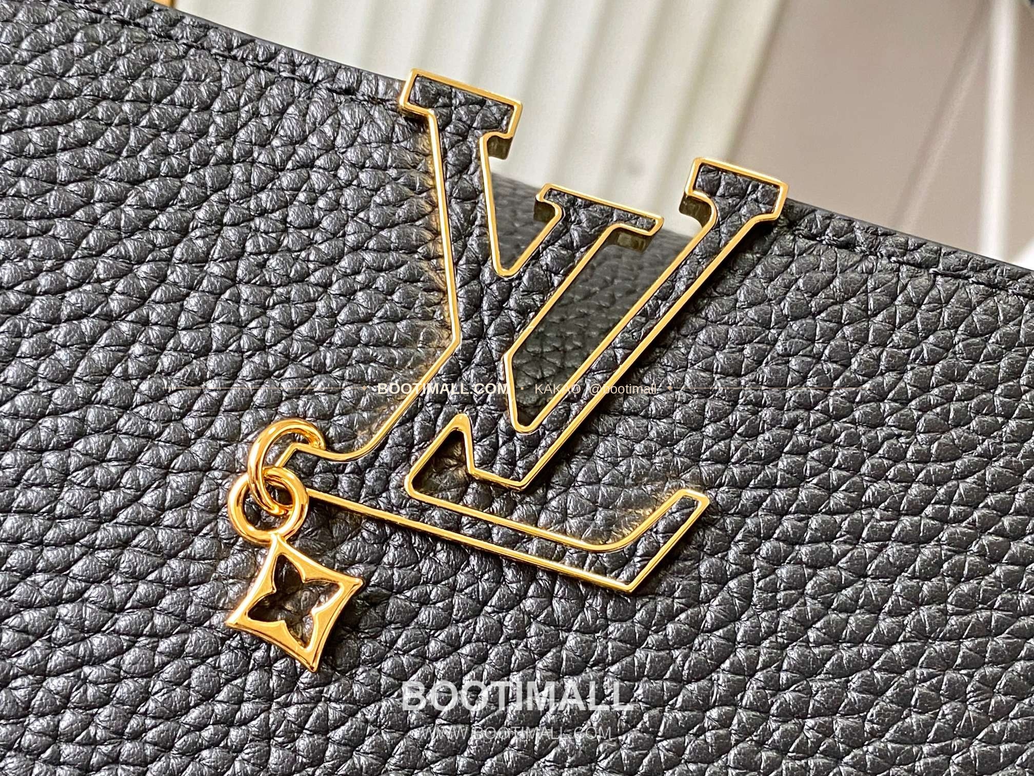 루이비통 카퓌신 스몰 타우릴론 레더 체인 디테일 블랙 토트백 Louis Vuitton Capucines Small Taurillon Leather Chain Detail Black Top Handle Bag M28203 27cm 4