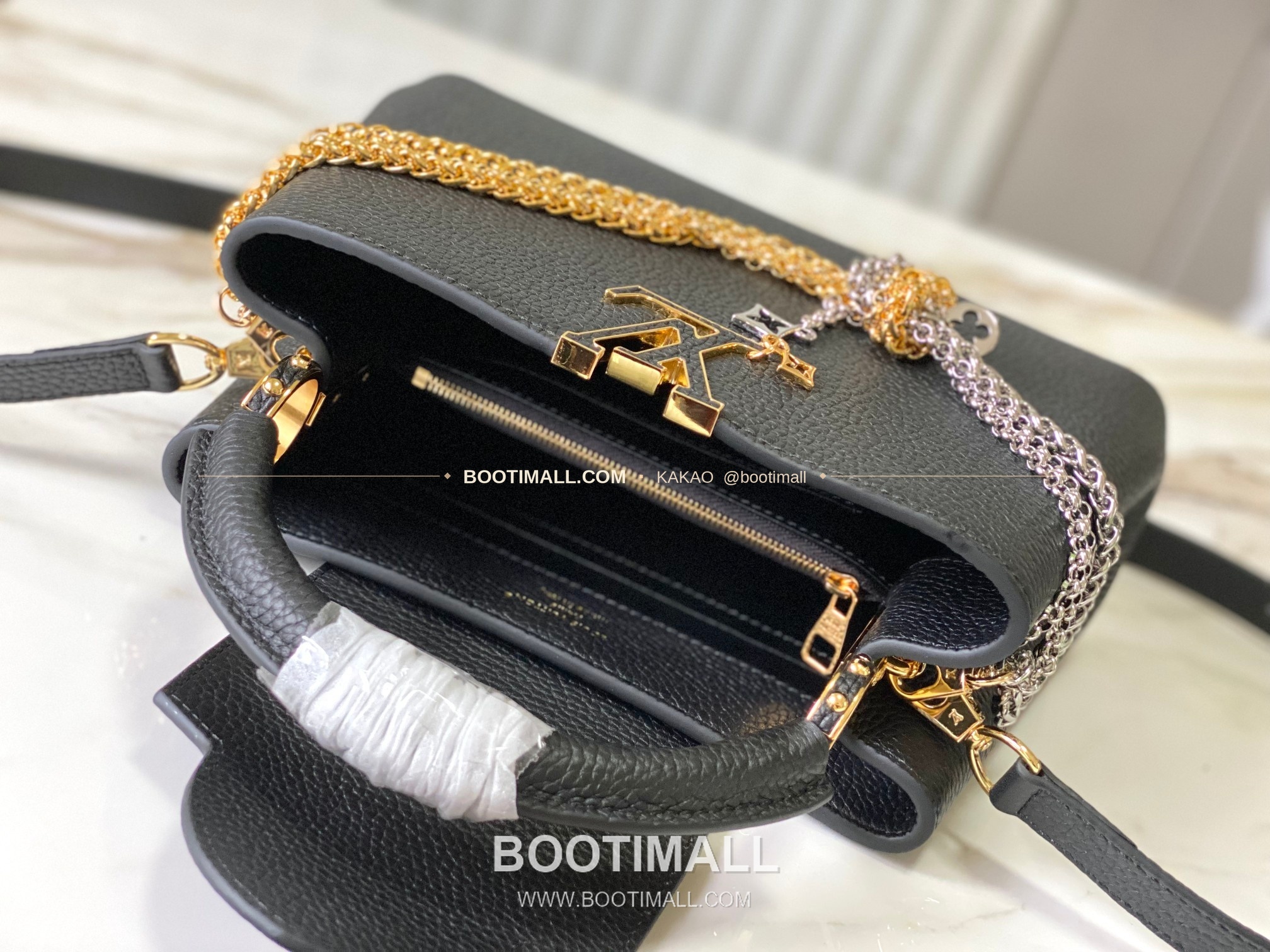 루이비통 카퓌신 스몰 타우릴론 레더 체인 디테일 블랙 토트백 Louis Vuitton Capucines Small Taurillon Leather Chain Detail Black Top Handle Bag M28203 27cm 5