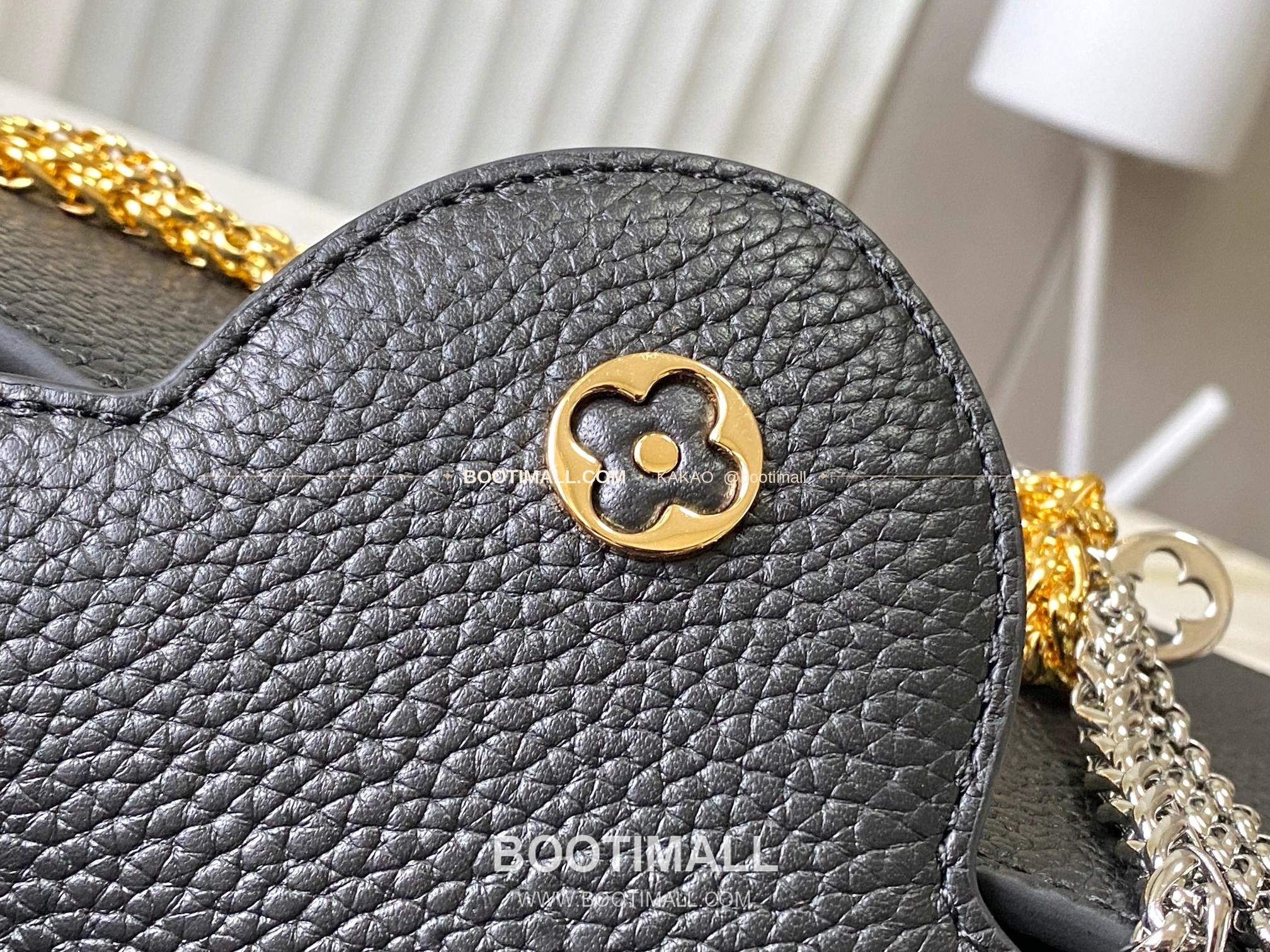 루이비통 카퓌신 스몰 타우릴론 레더 체인 디테일 블랙 토트백 Louis Vuitton Capucines Small Taurillon Leather Chain Detail Black Top Handle Bag M28203 27cm 8
