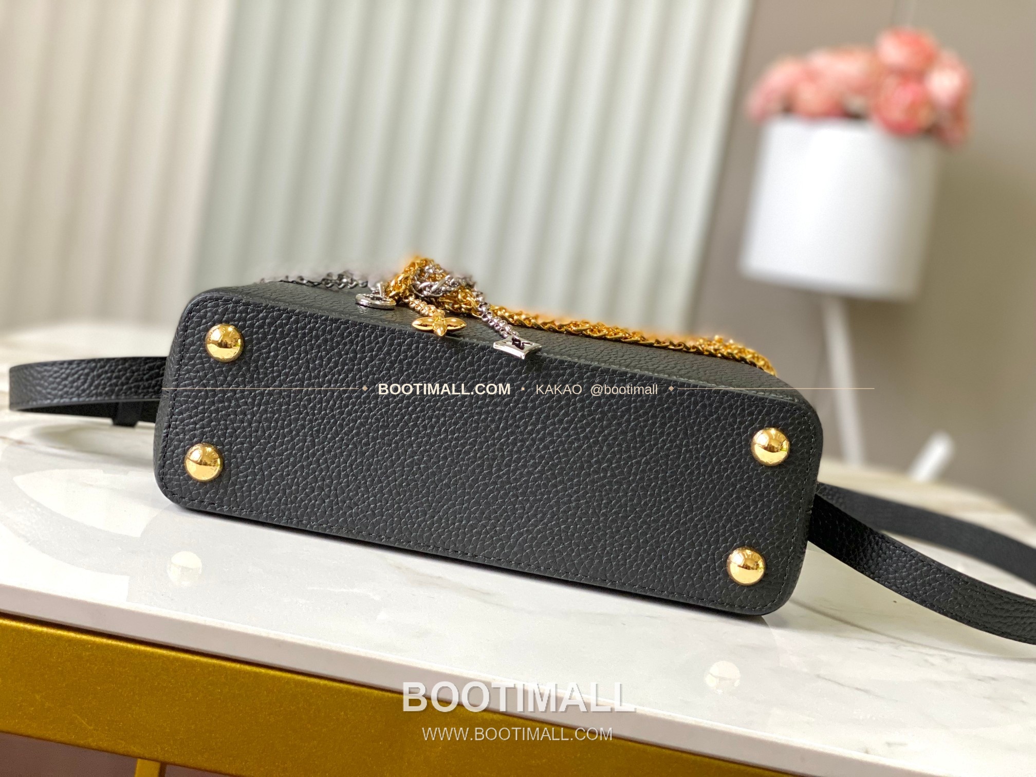 루이비통 카퓌신 스몰 타우릴론 레더 체인 디테일 블랙 토트백 Louis Vuitton Capucines Small Taurillon Leather Chain Detail Black Top Handle Bag M28203 27cm 9