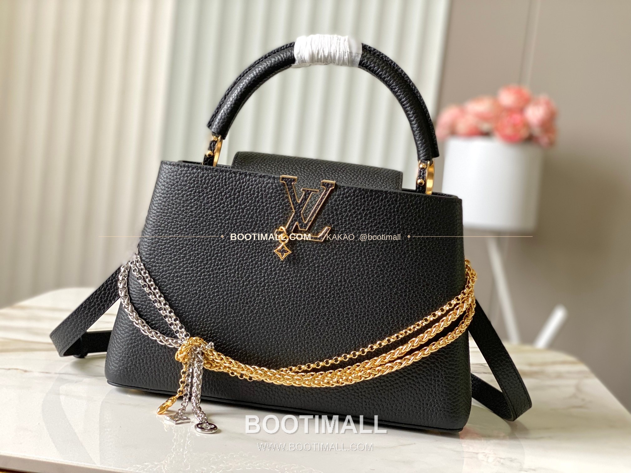 루이비통 카퓌신 미디움 타우릴론 레더 체인 디테일 블랙 토트백 Louis Vuitton Capucines Medium Taurillon Leather Chain Detail Black Top Handle Bag M28203 31cm 1