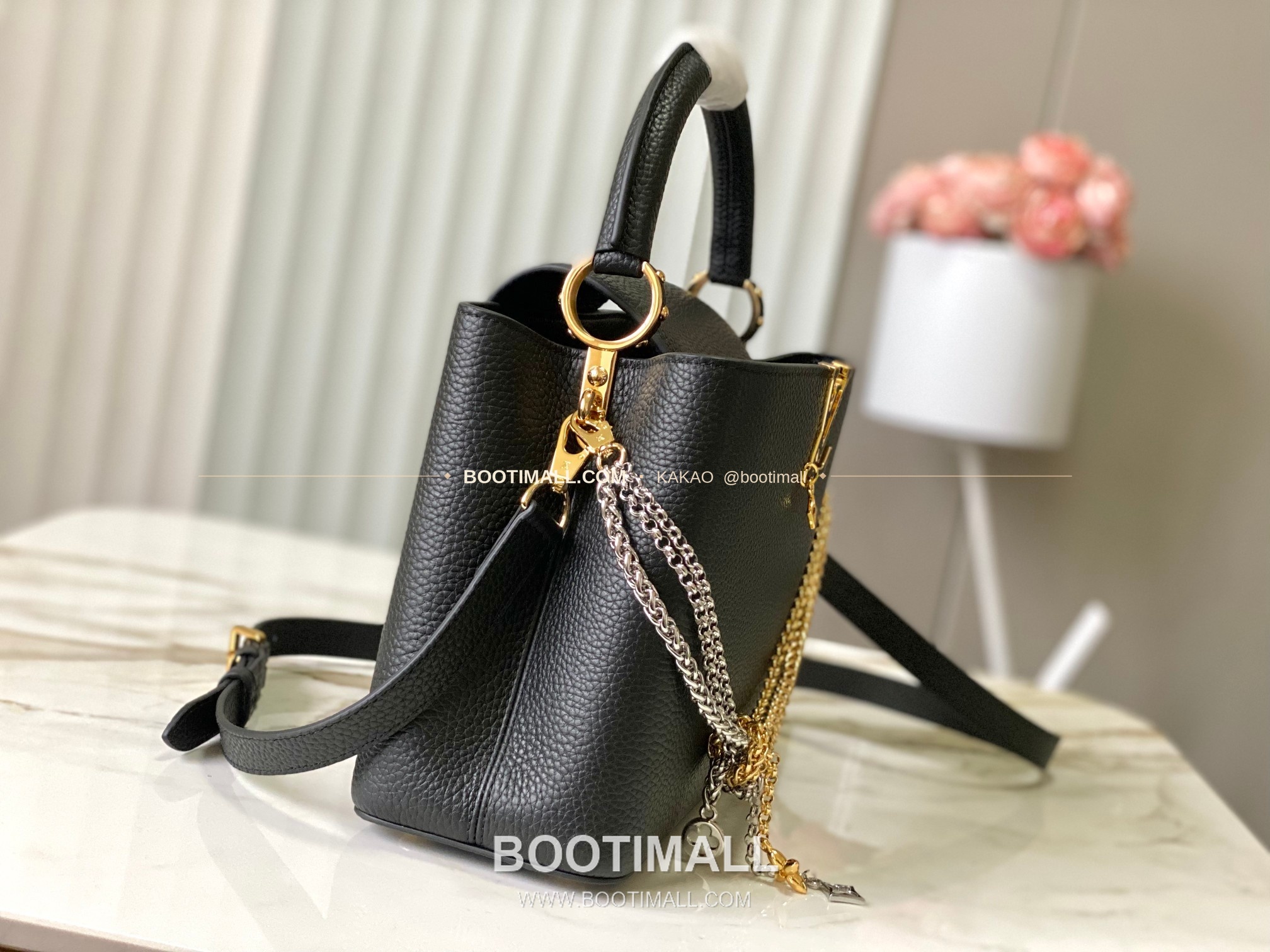 루이비통 카퓌신 미디움 타우릴론 레더 체인 디테일 블랙 토트백 Louis Vuitton Capucines Medium Taurillon Leather Chain Detail Black Top Handle Bag M28203 31cm 2
