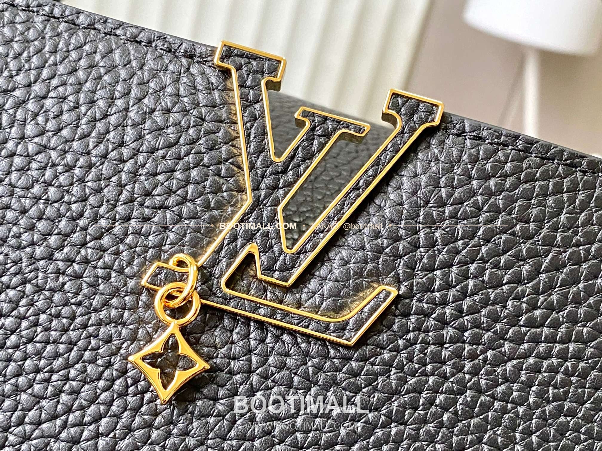 루이비통 카퓌신 미디움 타우릴론 레더 체인 디테일 블랙 토트백 Louis Vuitton Capucines Medium Taurillon Leather Chain Detail Black Top Handle Bag M28203 31cm 4