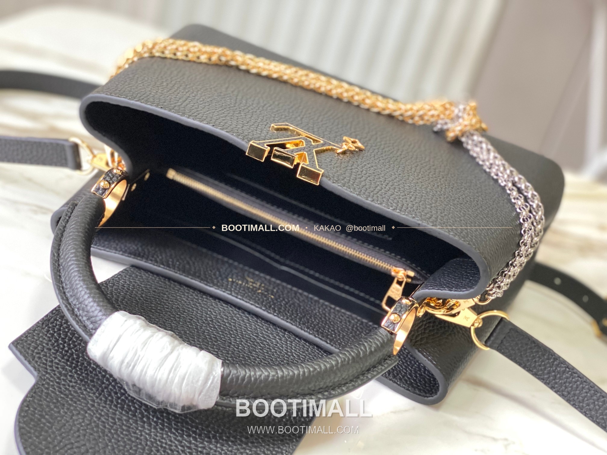 루이비통 카퓌신 미디움 타우릴론 레더 체인 디테일 블랙 토트백 Louis Vuitton Capucines Medium Taurillon Leather Chain Detail Black Top Handle Bag M28203 31cm 5
