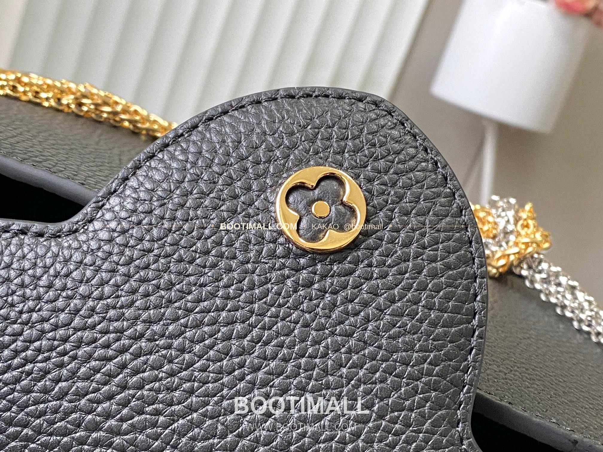 루이비통 카퓌신 미디움 타우릴론 레더 체인 디테일 블랙 토트백 Louis Vuitton Capucines Medium Taurillon Leather Chain Detail Black Top Handle Bag M28203 31cm 7