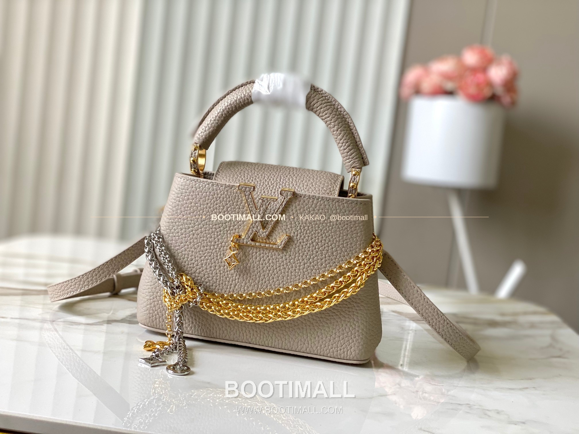 루이비통 카퓌신 미니 타우릴론 레더 체인 디테일 라이트브라운 토트백 Louis Vuitton Capucines Mini Taurillon Leather Chain Detail Light Brown Top Handle Bag M28203 21cm 1