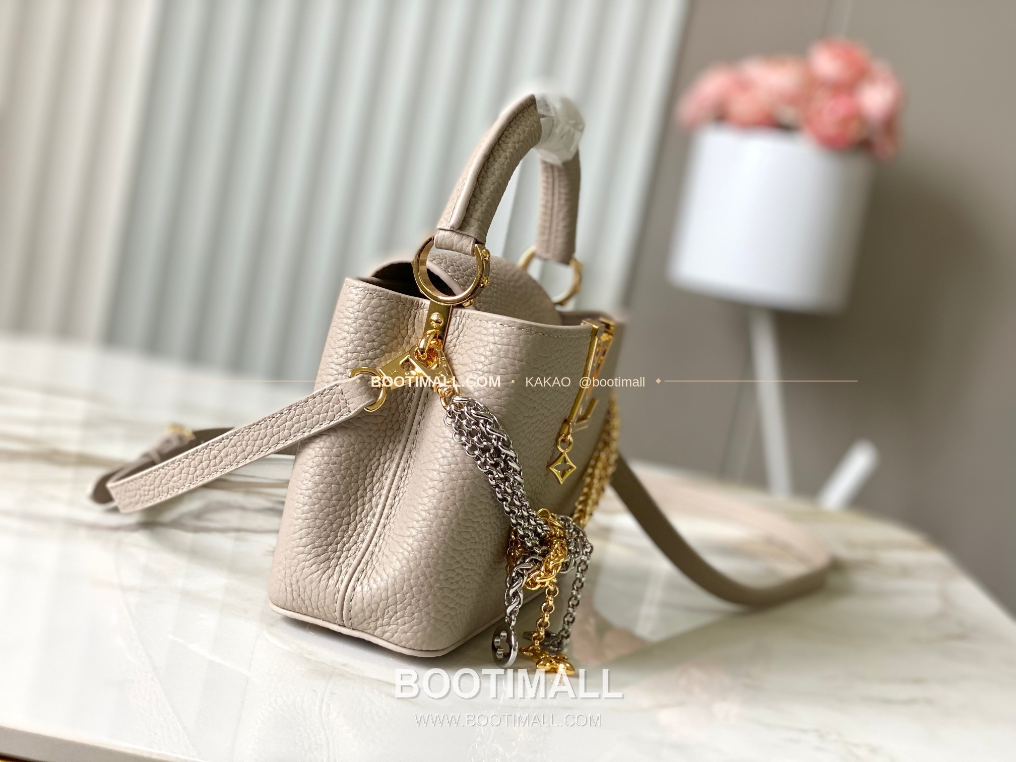 루이비통 카퓌신 미니 타우릴론 레더 체인 디테일 라이트브라운 토트백 Louis Vuitton Capucines Mini Taurillon Leather Chain Detail Light Brown Top Handle Bag M28203 21cm 2