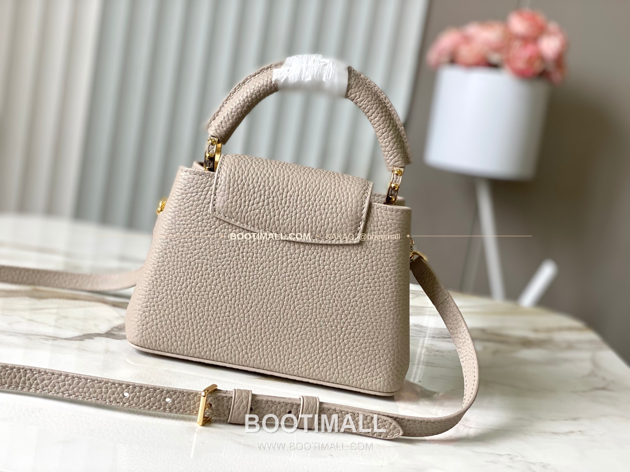 루이비통 카퓌신 미니 타우릴론 레더 체인 디테일 라이트브라운 토트백 Louis Vuitton Capucines Mini Taurillon Leather Chain Detail Light Brown Top Handle Bag M28203 21cm 3