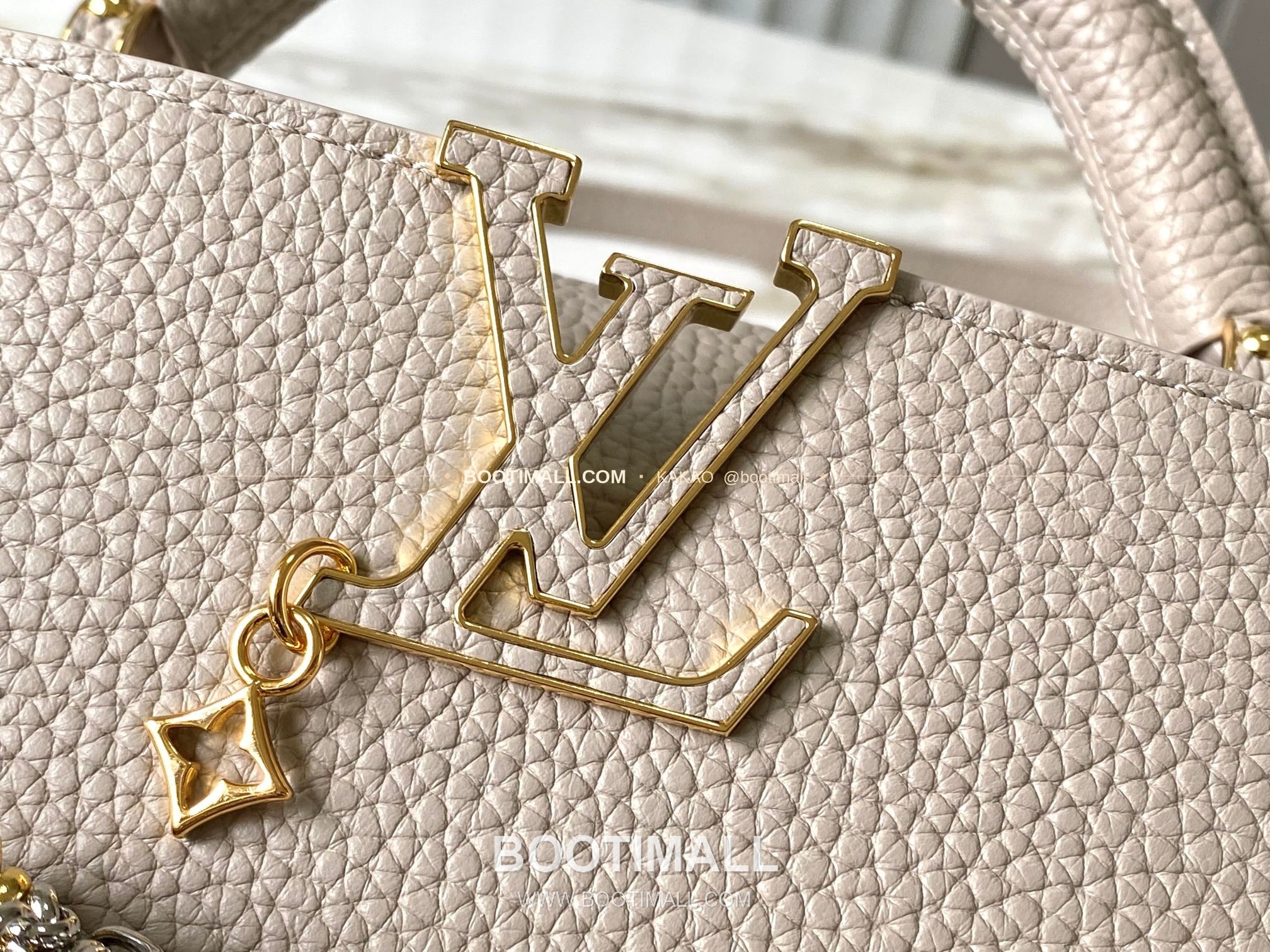 루이비통 카퓌신 미니 타우릴론 레더 체인 디테일 라이트브라운 토트백 Louis Vuitton Capucines Mini Taurillon Leather Chain Detail Light Brown Top Handle Bag M28203 21cm 4
