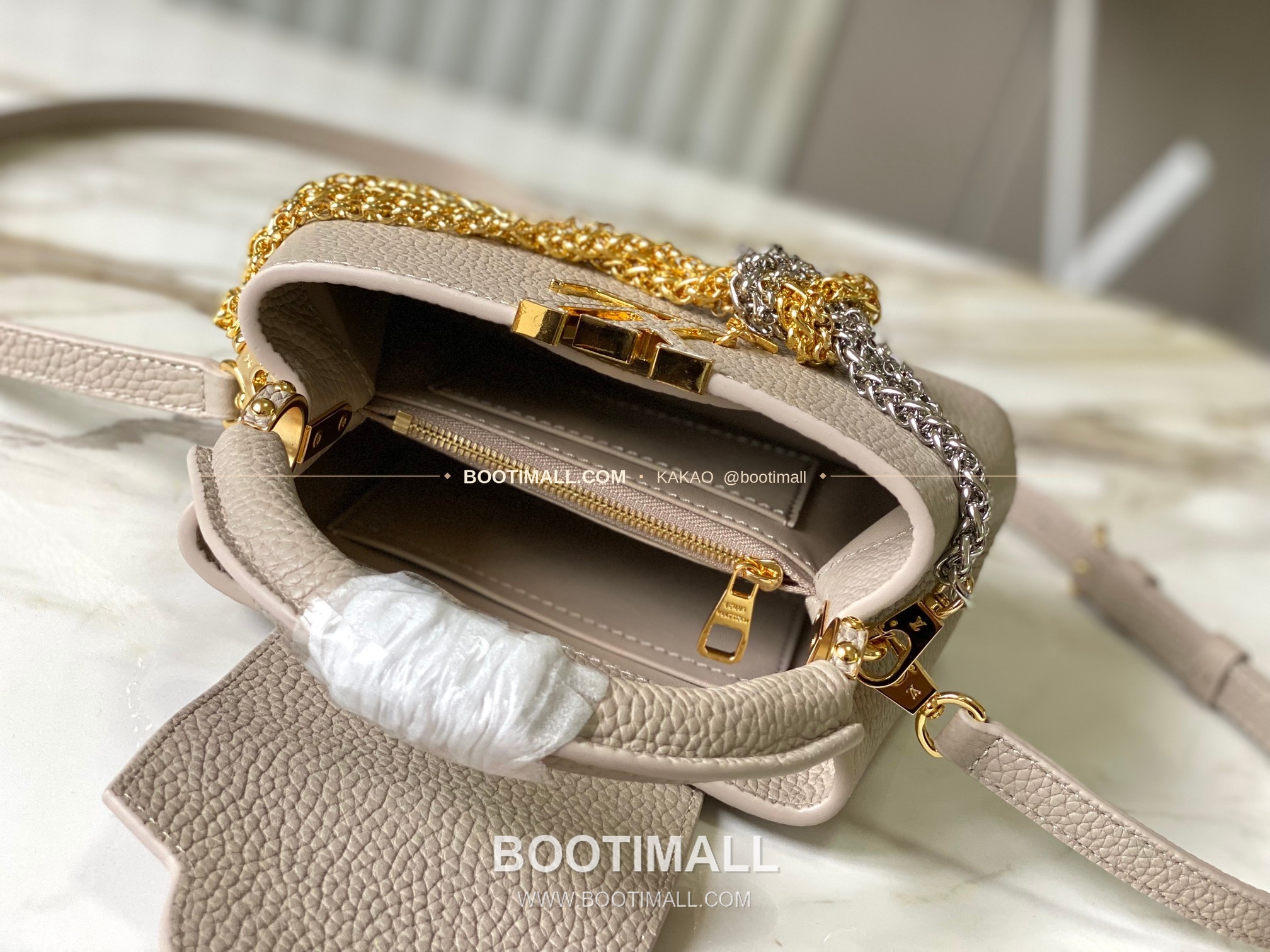 루이비통 카퓌신 미니 타우릴론 레더 체인 디테일 라이트브라운 토트백 Louis Vuitton Capucines Mini Taurillon Leather Chain Detail Light Brown Top Handle Bag M28203 21cm 5
