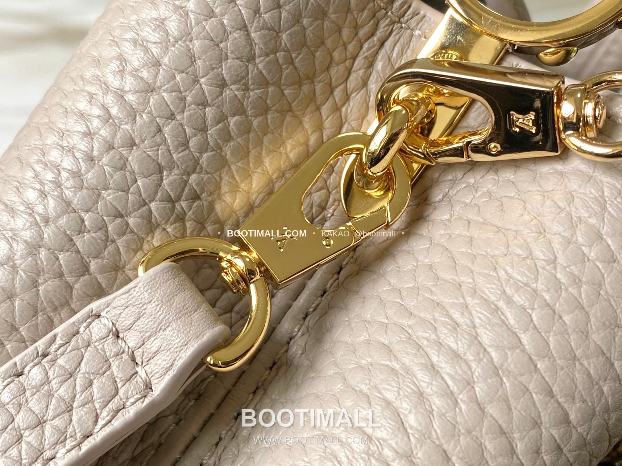 루이비통 카퓌신 미니 타우릴론 레더 체인 디테일 라이트브라운 토트백 Louis Vuitton Capucines Mini Taurillon Leather Chain Detail Light Brown Top Handle Bag M28203 21cm 6
