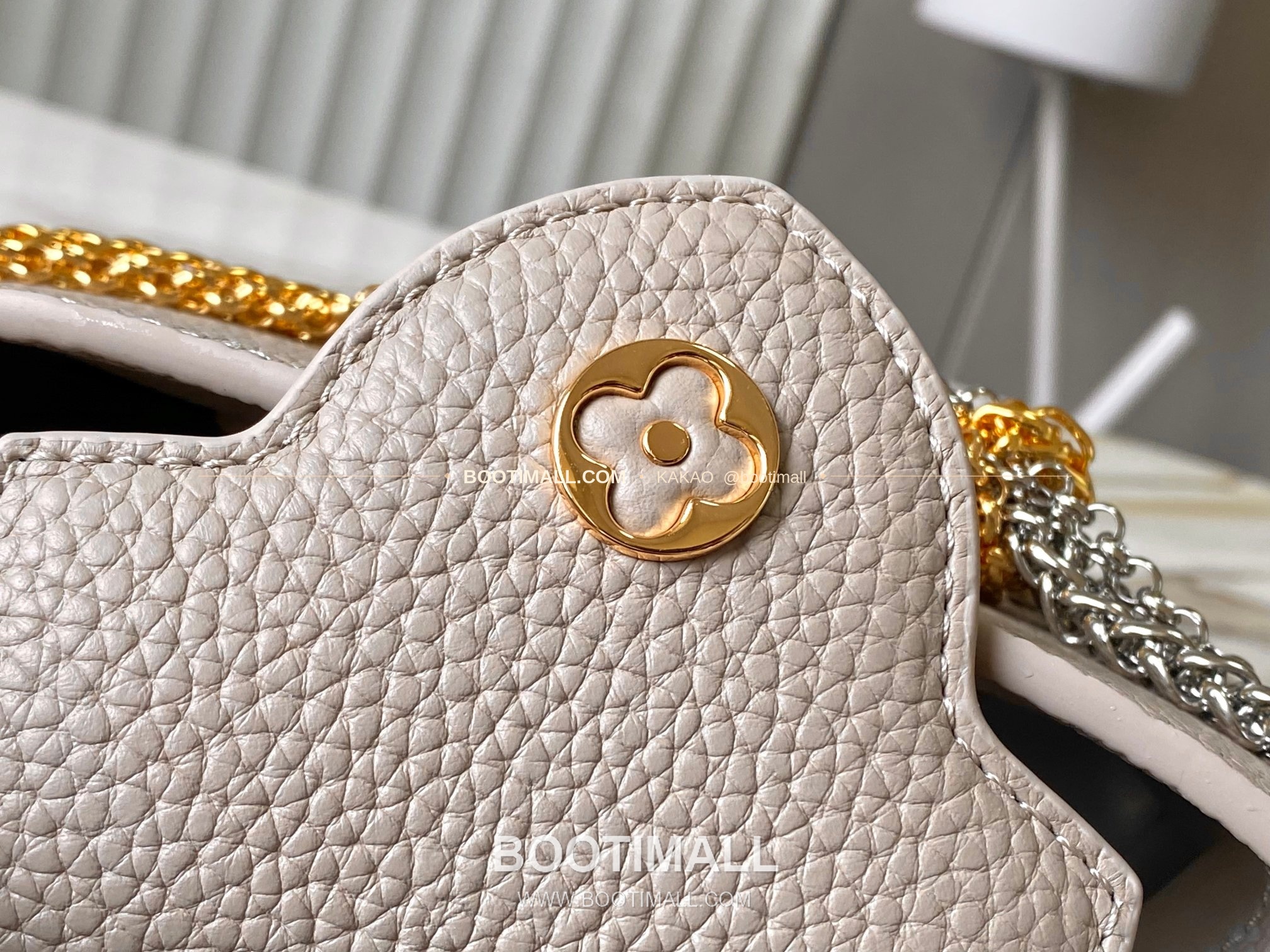 루이비통 카퓌신 미니 타우릴론 레더 체인 디테일 라이트브라운 토트백 Louis Vuitton Capucines Mini Taurillon Leather Chain Detail Light Brown Top Handle Bag M28203 21cm 7