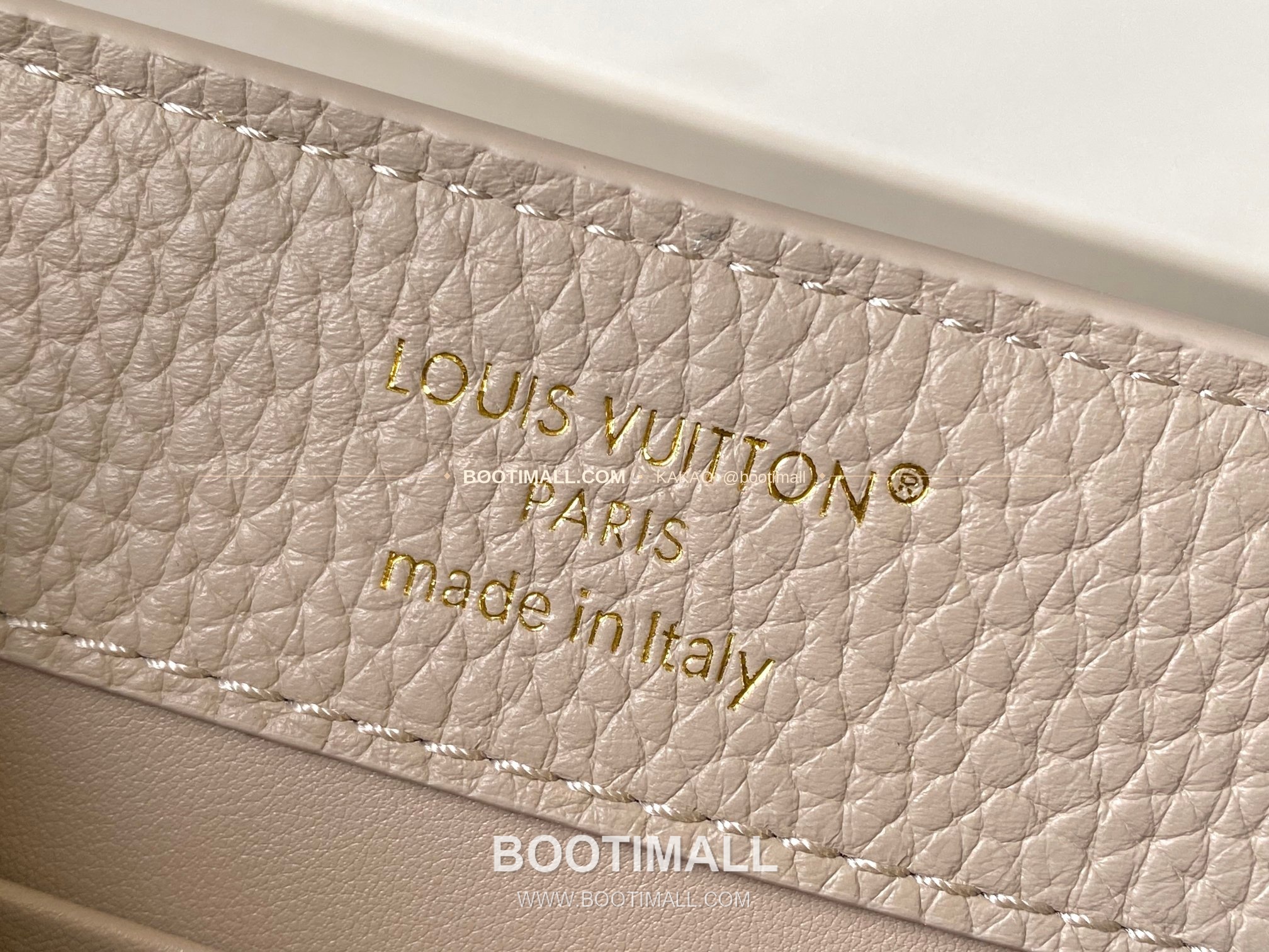 루이비통 카퓌신 미니 타우릴론 레더 체인 디테일 라이트브라운 토트백 Louis Vuitton Capucines Mini Taurillon Leather Chain Detail Light Brown Top Handle Bag M28203 21cm 8