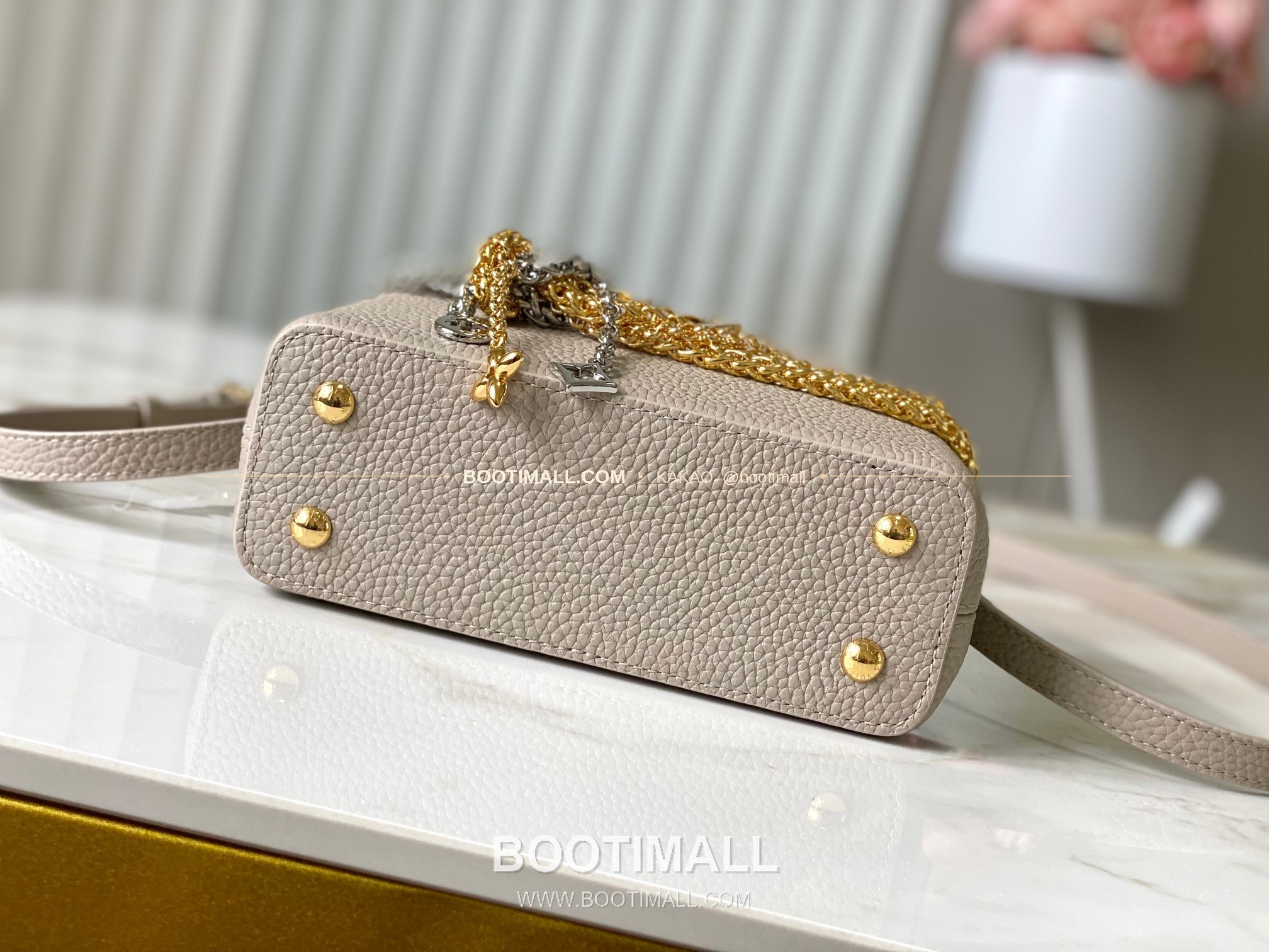 루이비통 카퓌신 미니 타우릴론 레더 체인 디테일 라이트브라운 토트백 Louis Vuitton Capucines Mini Taurillon Leather Chain Detail Light Brown Top Handle Bag M28203 21cm 9