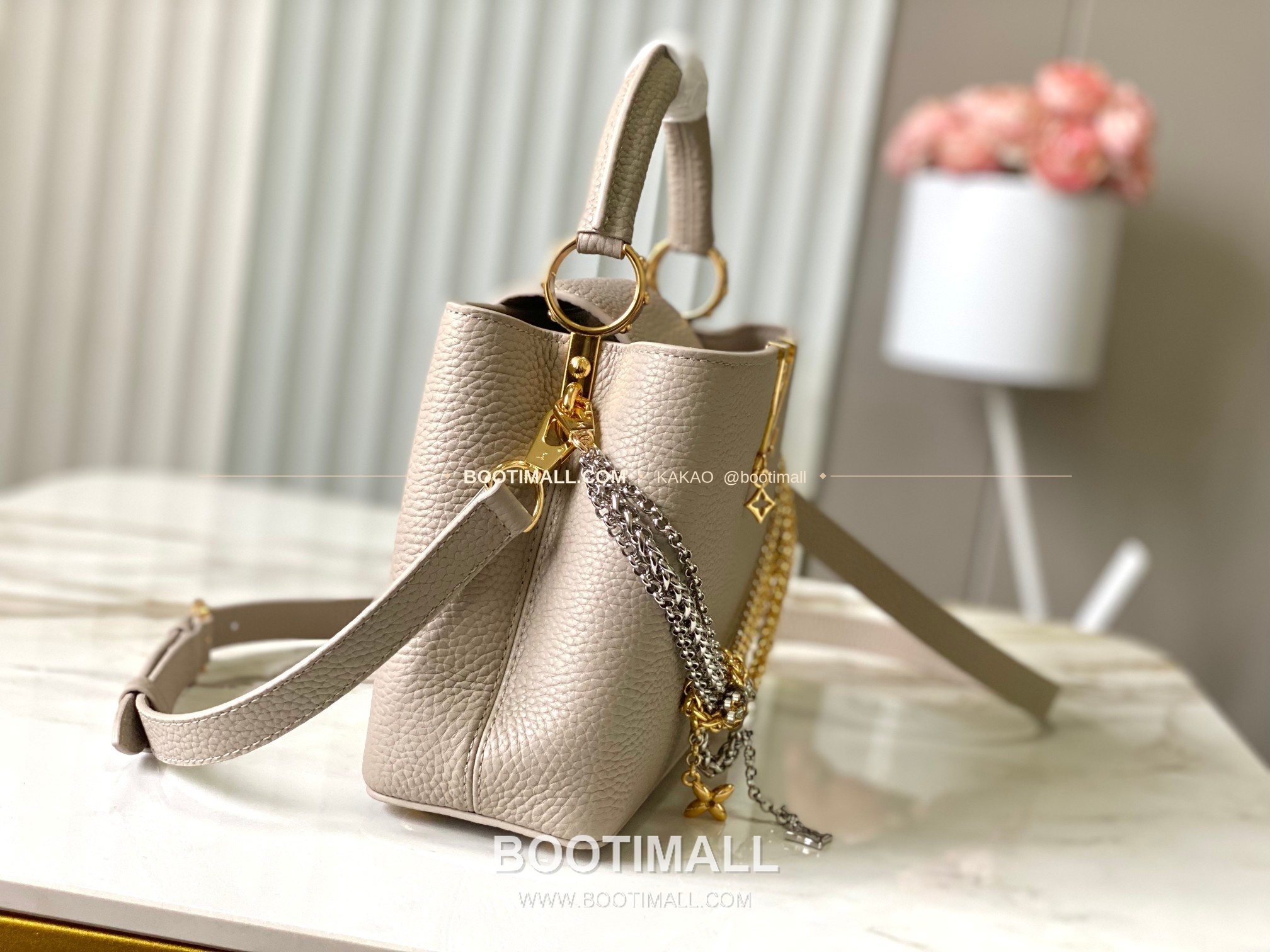 루이비통 카퓌신 스몰 타우릴론 레더 체인 디테일 라이트브라운 토트백 Louis Vuitton Capucines Small Taurillon Leather Chain Detail Light Brown Top Handle Bag M28203 27cm 2