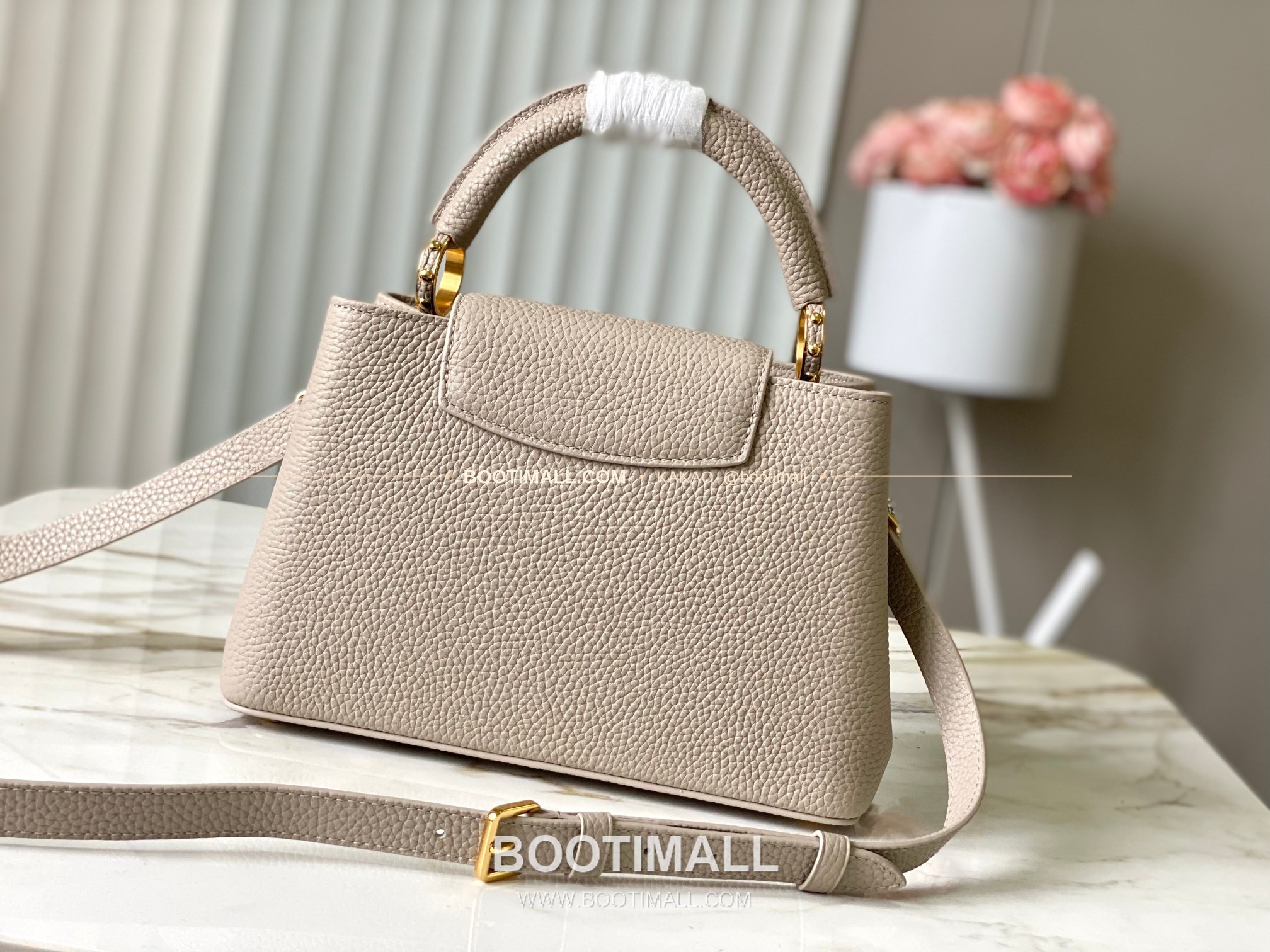루이비통 카퓌신 스몰 타우릴론 레더 체인 디테일 라이트브라운 토트백 Louis Vuitton Capucines Small Taurillon Leather Chain Detail Light Brown Top Handle Bag M28203 27cm 3
