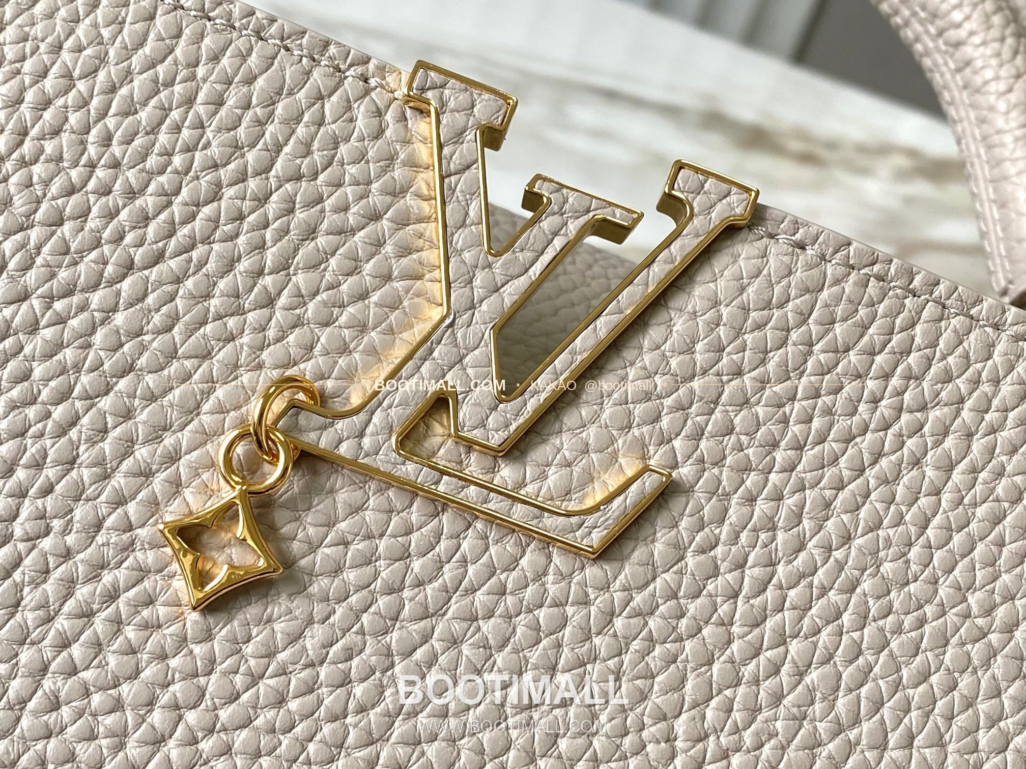 루이비통 카퓌신 스몰 타우릴론 레더 체인 디테일 라이트브라운 토트백 Louis Vuitton Capucines Small Taurillon Leather Chain Detail Light Brown Top Handle Bag M28203 27cm 4
