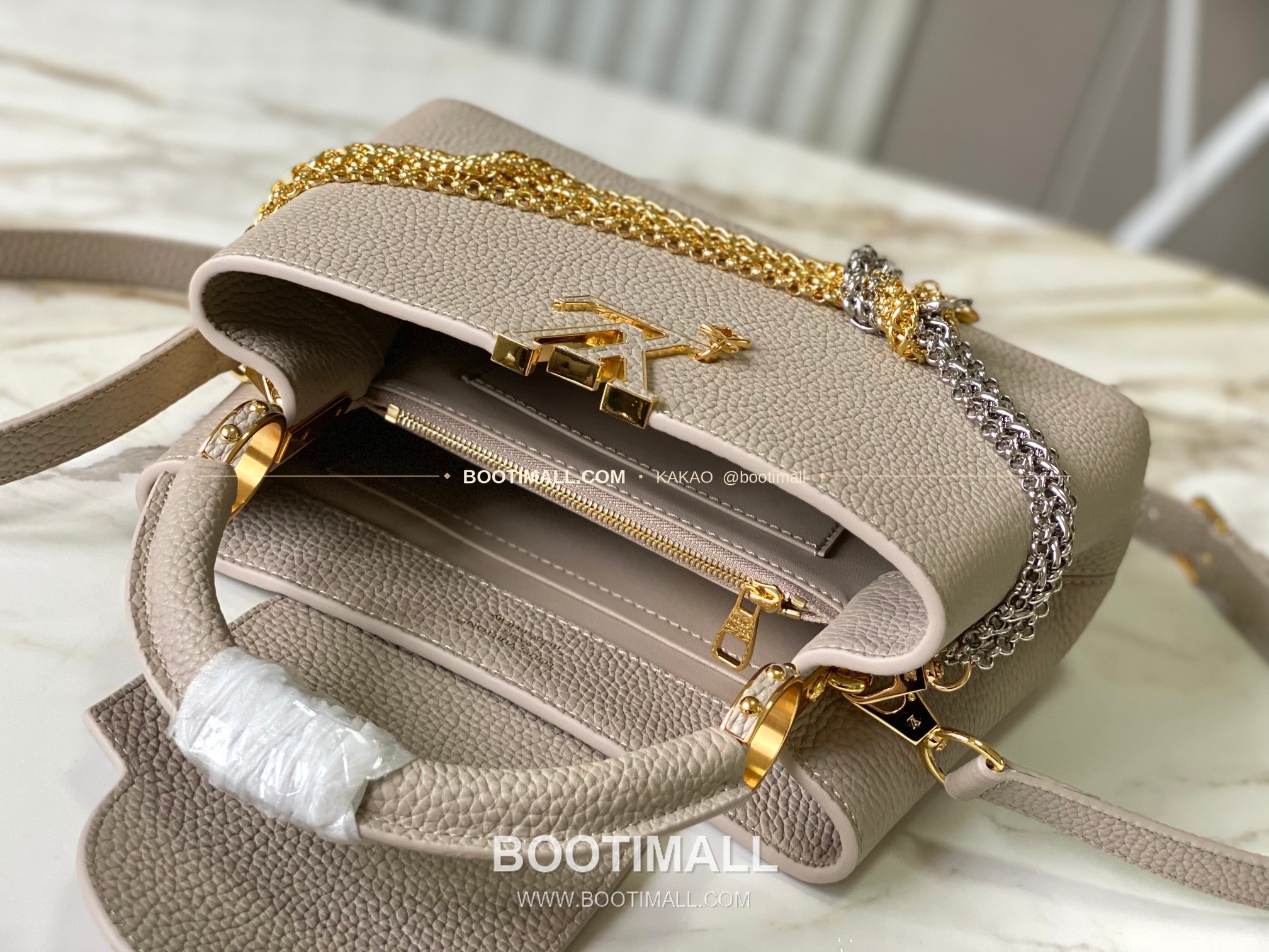 루이비통 카퓌신 스몰 타우릴론 레더 체인 디테일 라이트브라운 토트백 Louis Vuitton Capucines Small Taurillon Leather Chain Detail Light Brown Top Handle Bag M28203 27cm 5