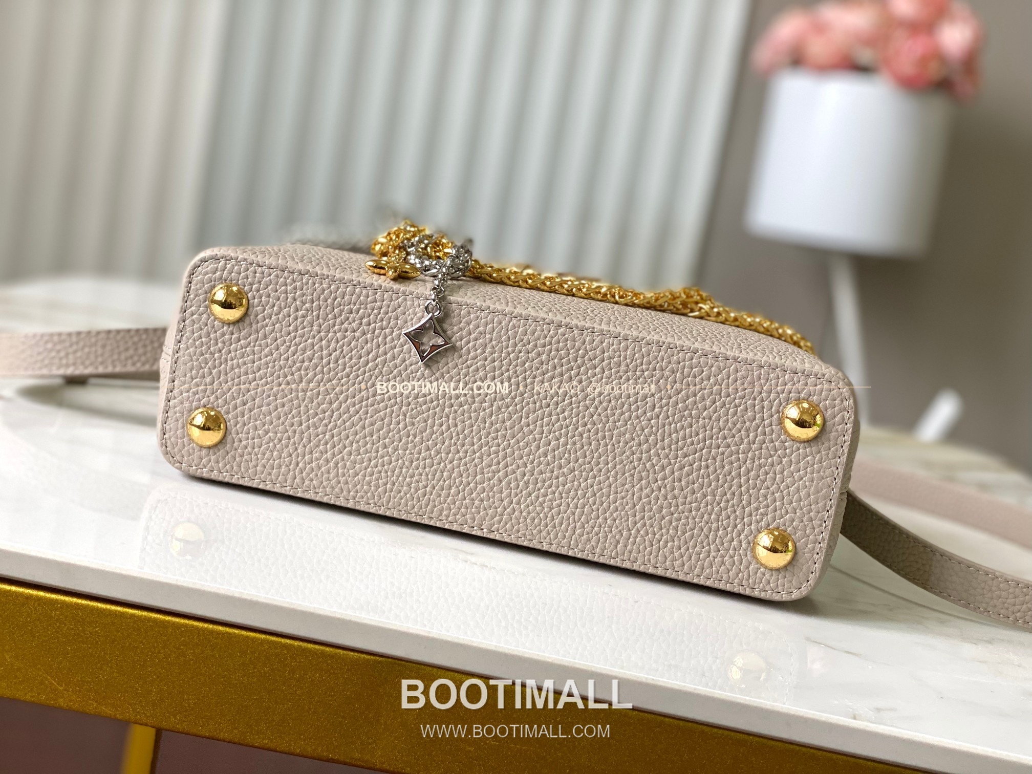 루이비통 카퓌신 스몰 타우릴론 레더 체인 디테일 라이트브라운 토트백 Louis Vuitton Capucines Small Taurillon Leather Chain Detail Light Brown Top Handle Bag M28203 27cm 9