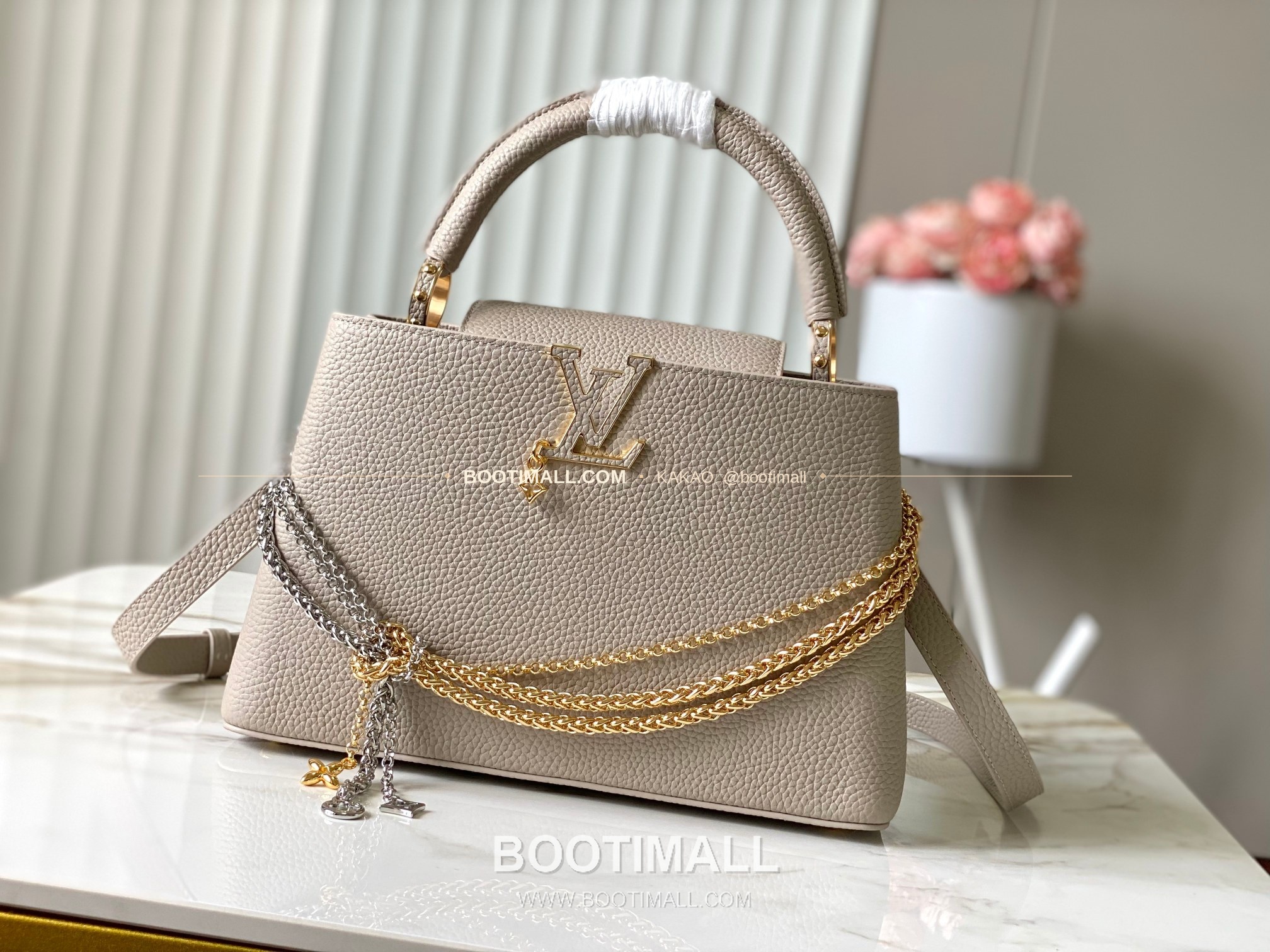 루이비통 카퓌신 미디움 타우릴론 레더 체인 디테일 라이트브라운 토트백 Louis Vuitton Capucines Medium Taurillon Leather Chain Detail Light Brown Top Handle Bag M28203 31cm 1