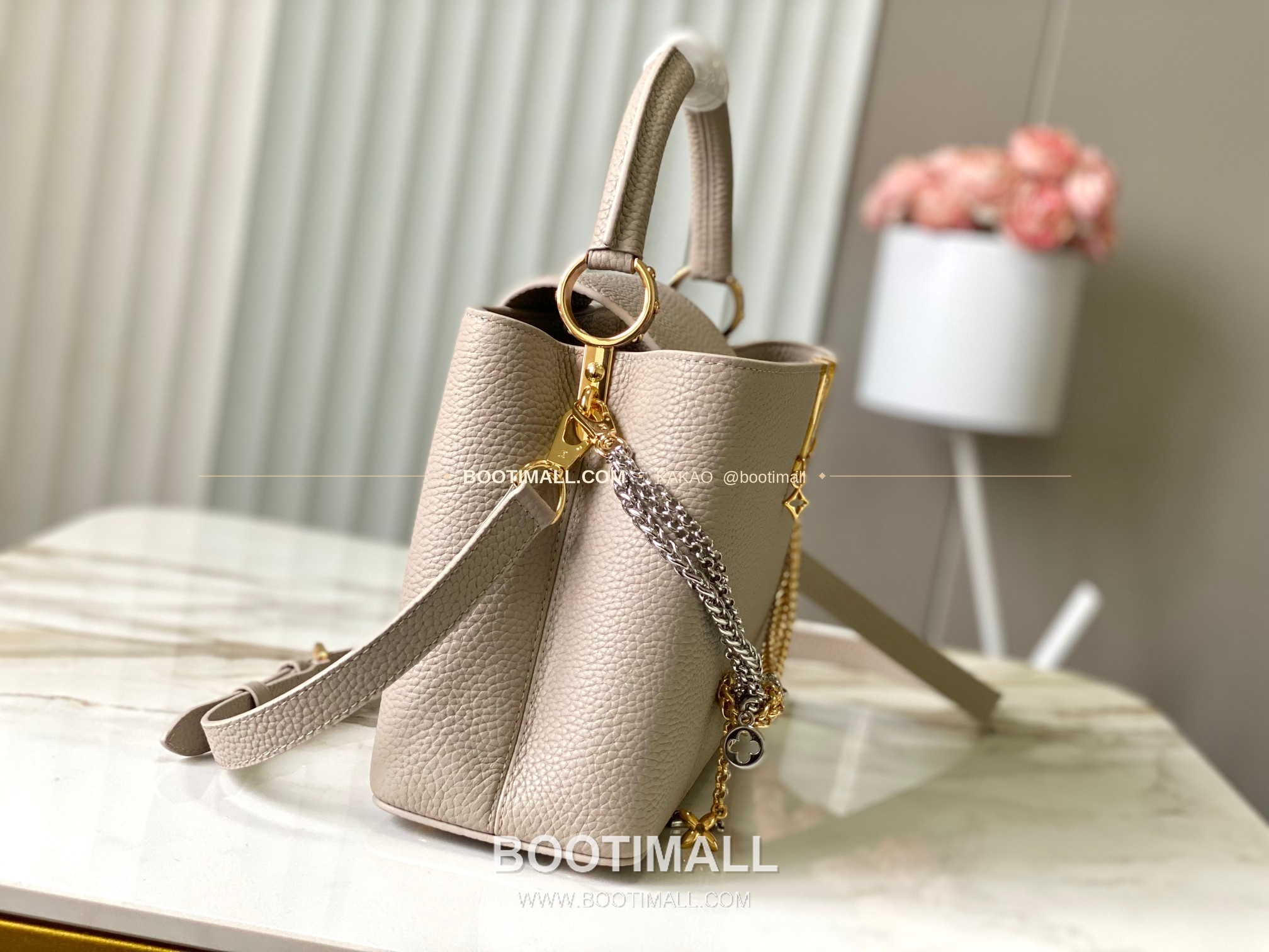 루이비통 카퓌신 미디움 타우릴론 레더 체인 디테일 라이트브라운 토트백 Louis Vuitton Capucines Medium Taurillon Leather Chain Detail Light Brown Top Handle Bag M28203 31cm 2