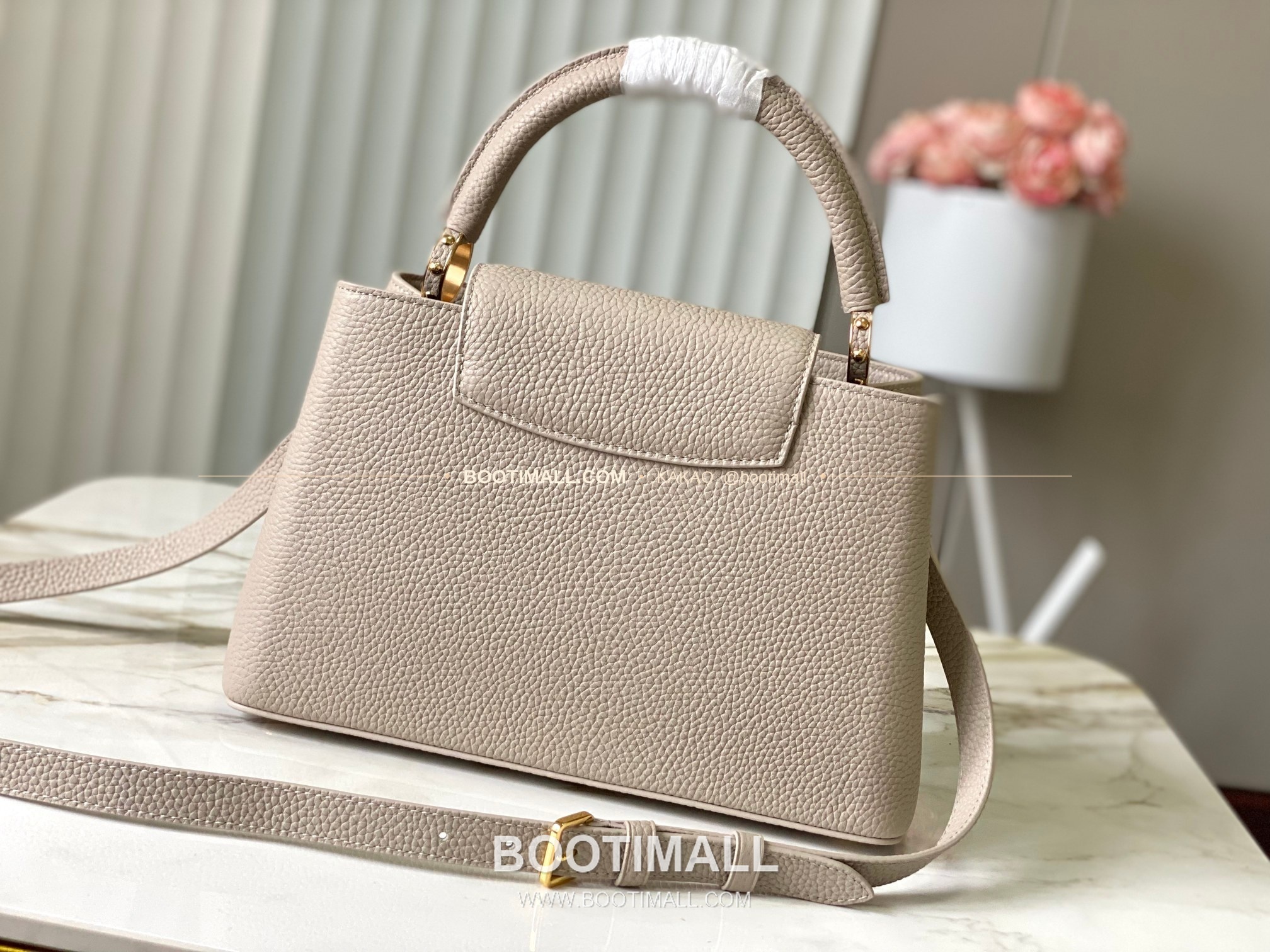 루이비통 카퓌신 미디움 타우릴론 레더 체인 디테일 라이트브라운 토트백 Louis Vuitton Capucines Medium Taurillon Leather Chain Detail Light Brown Top Handle Bag M28203 31cm 3