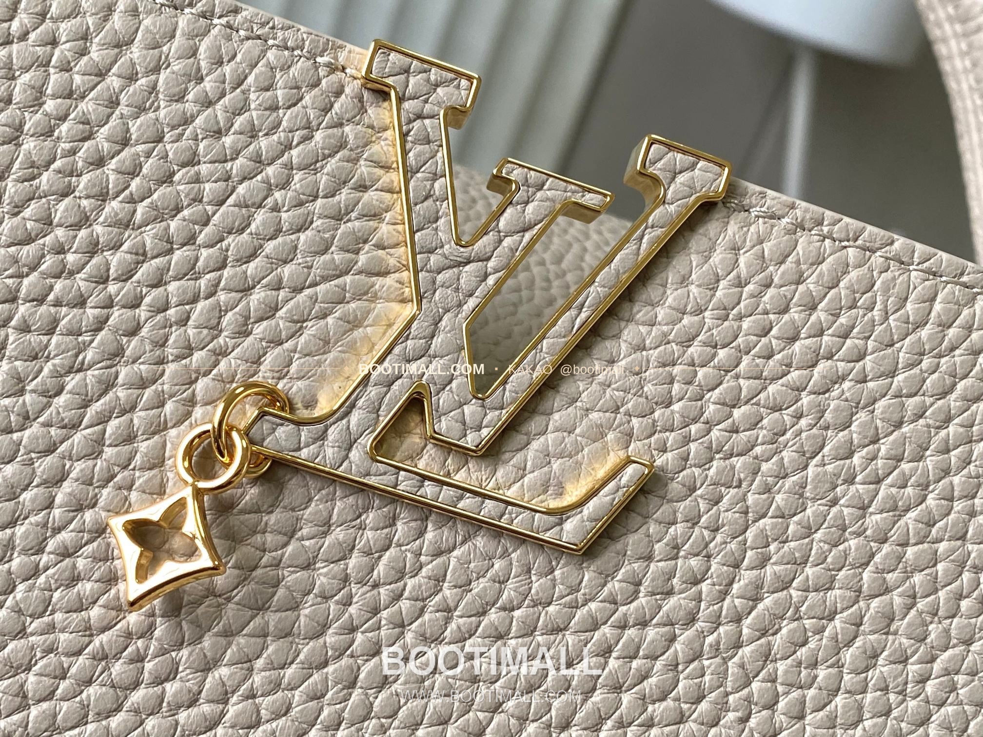 루이비통 카퓌신 미디움 타우릴론 레더 체인 디테일 라이트브라운 토트백 Louis Vuitton Capucines Medium Taurillon Leather Chain Detail Light Brown Top Handle Bag M28203 31cm 4