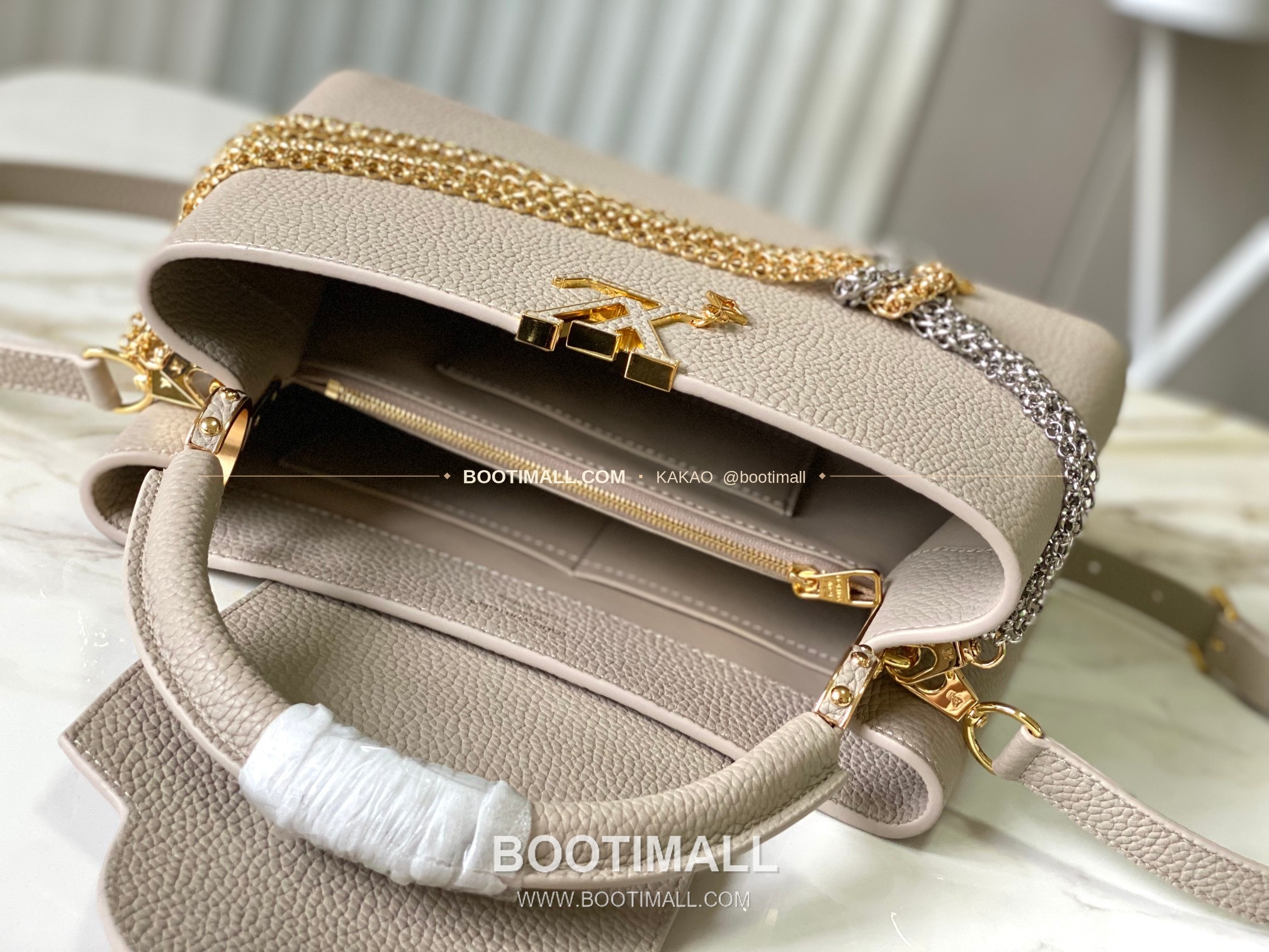 루이비통 카퓌신 미디움 타우릴론 레더 체인 디테일 라이트브라운 토트백 Louis Vuitton Capucines Medium Taurillon Leather Chain Detail Light Brown Top Handle Bag M28203 31cm 5