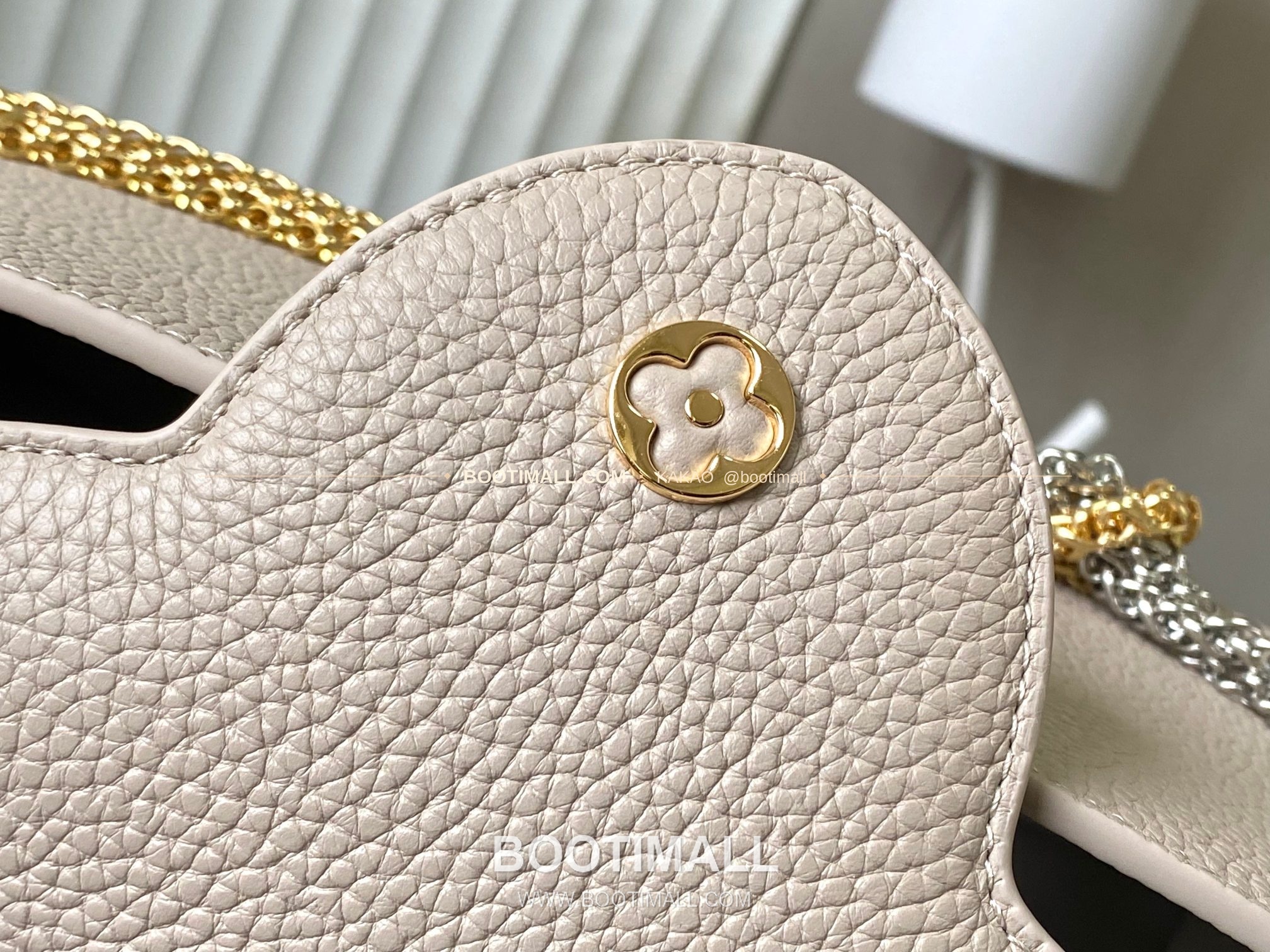 루이비통 카퓌신 미디움 타우릴론 레더 체인 디테일 라이트브라운 토트백 Louis Vuitton Capucines Medium Taurillon Leather Chain Detail Light Brown Top Handle Bag M28203 31cm 7