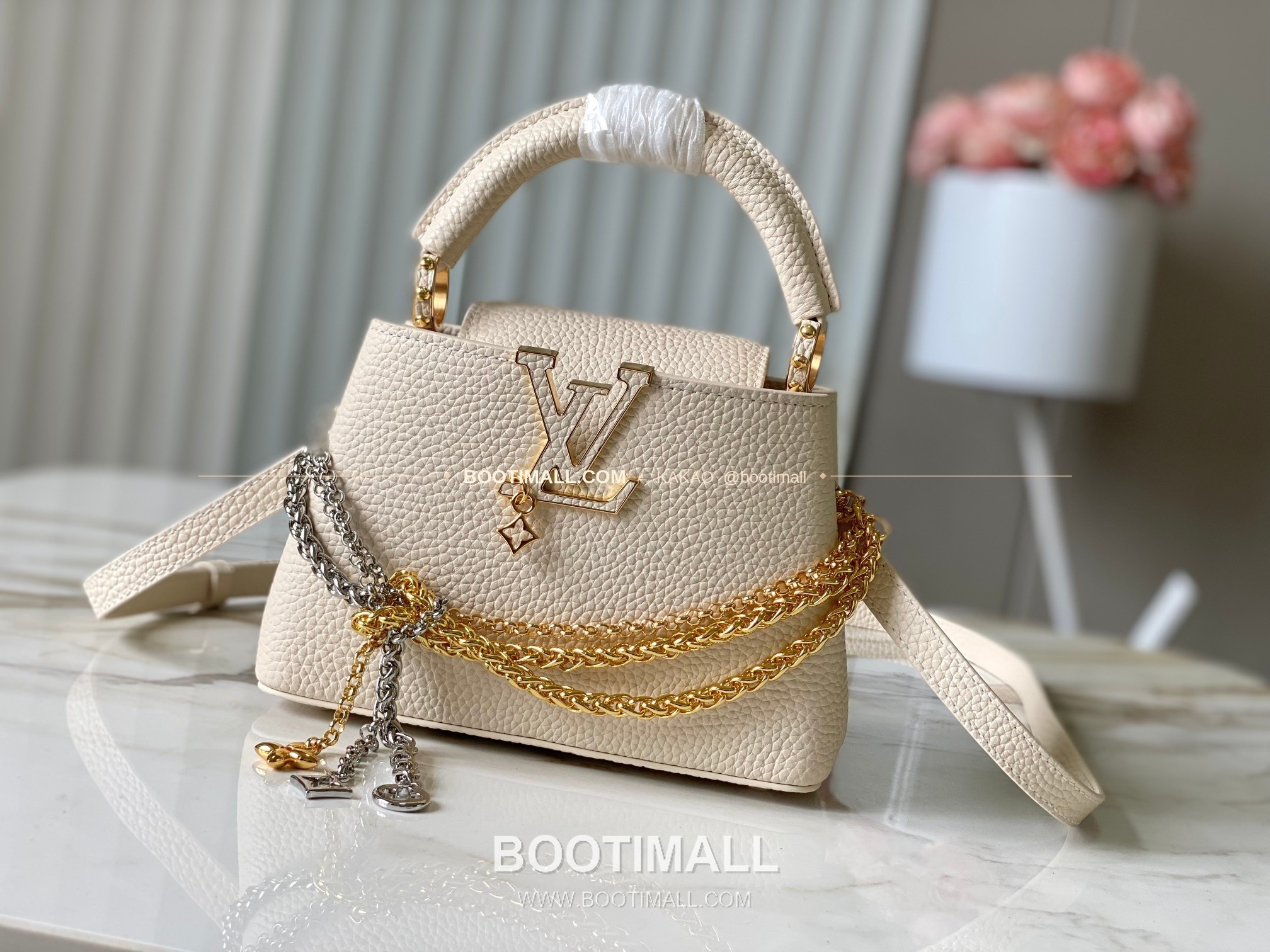 루이비통 카퓌신 미니 타우릴론 레더 체인 디테일 아이보리 토트백 Louis Vuitton Capucines Mini Taurillon Leather Chain Detail Ivory Top Handle Bag M28203 21cm 1