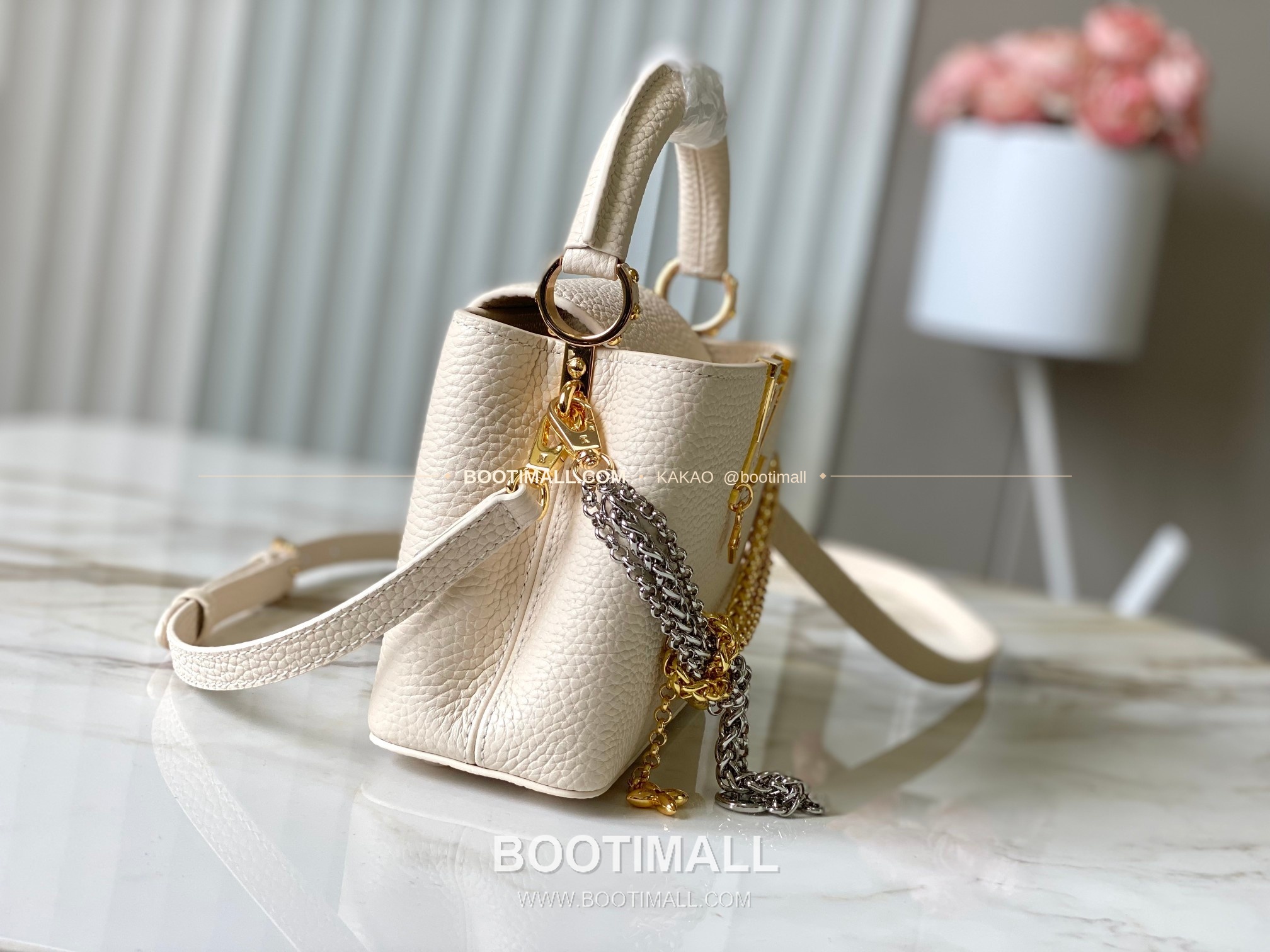 루이비통 카퓌신 미니 타우릴론 레더 체인 디테일 아이보리 토트백 Louis Vuitton Capucines Mini Taurillon Leather Chain Detail Ivory Top Handle Bag M28203 21cm 2