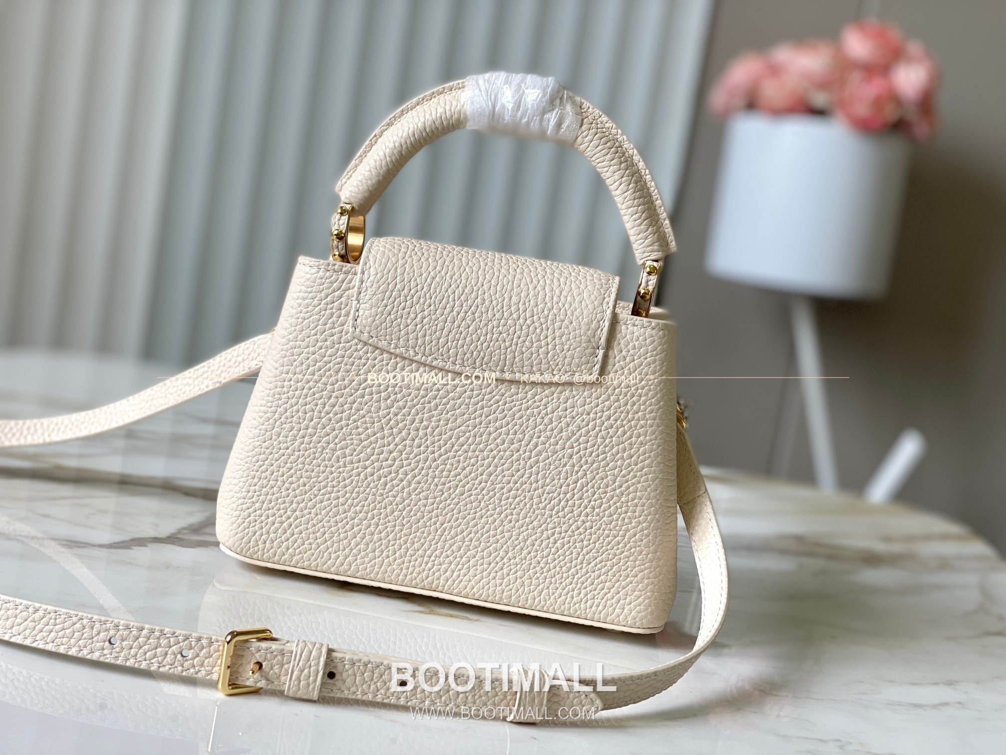 루이비통 카퓌신 미니 타우릴론 레더 체인 디테일 아이보리 토트백 Louis Vuitton Capucines Mini Taurillon Leather Chain Detail Ivory Top Handle Bag M28203 21cm 3